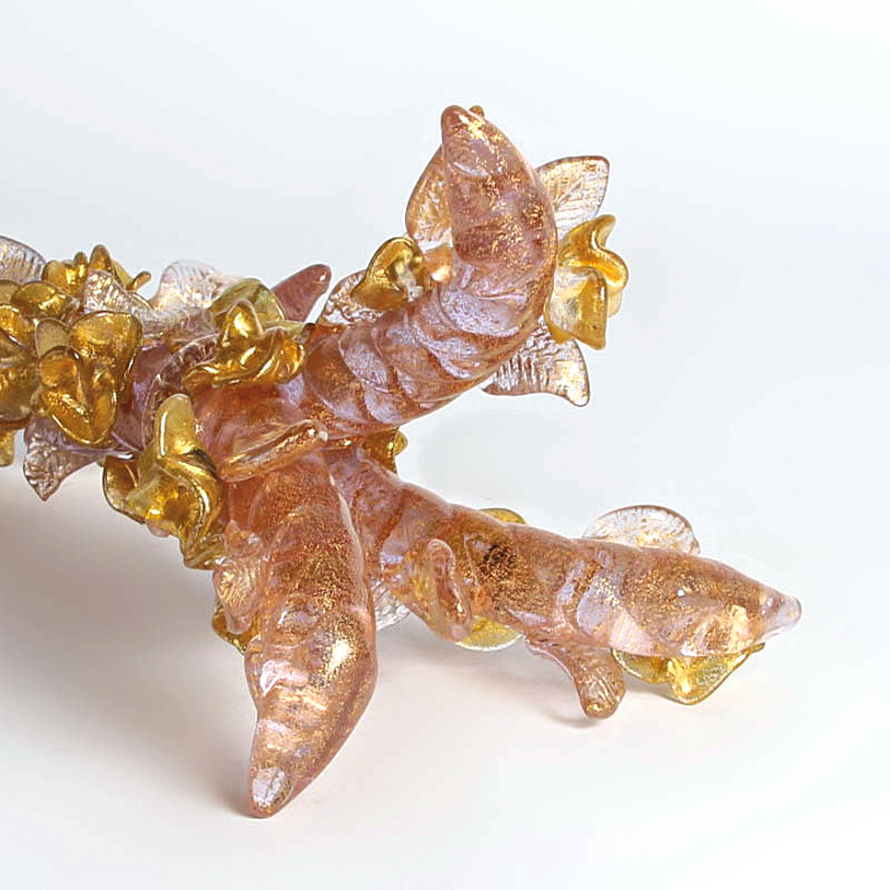 Detail g: Glasleuchter, Ermanno Nason für Cenedese, Murano, Italien, 1963-72, Neodymium-Glas, Goldmalerei, Rosenrankenform mit applizierten Blüten und ...