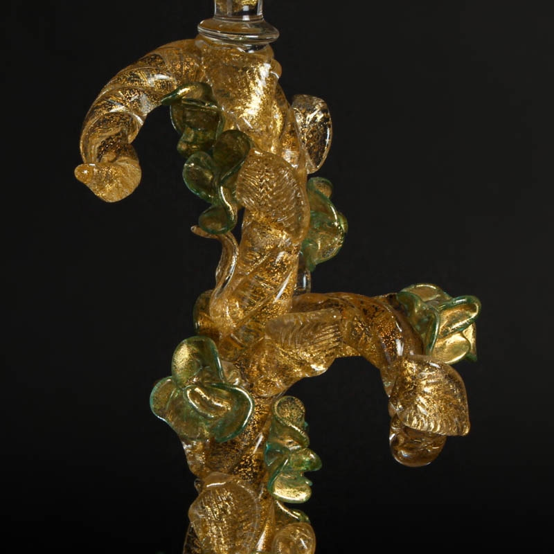Detail b: Glasleuchter, Ermanno Nason für Cenedese, Murano, Italien, 1963-72, farbloses und grün eingefärbtes Glas, Goldmalerei,Rosenrankenform mit ...