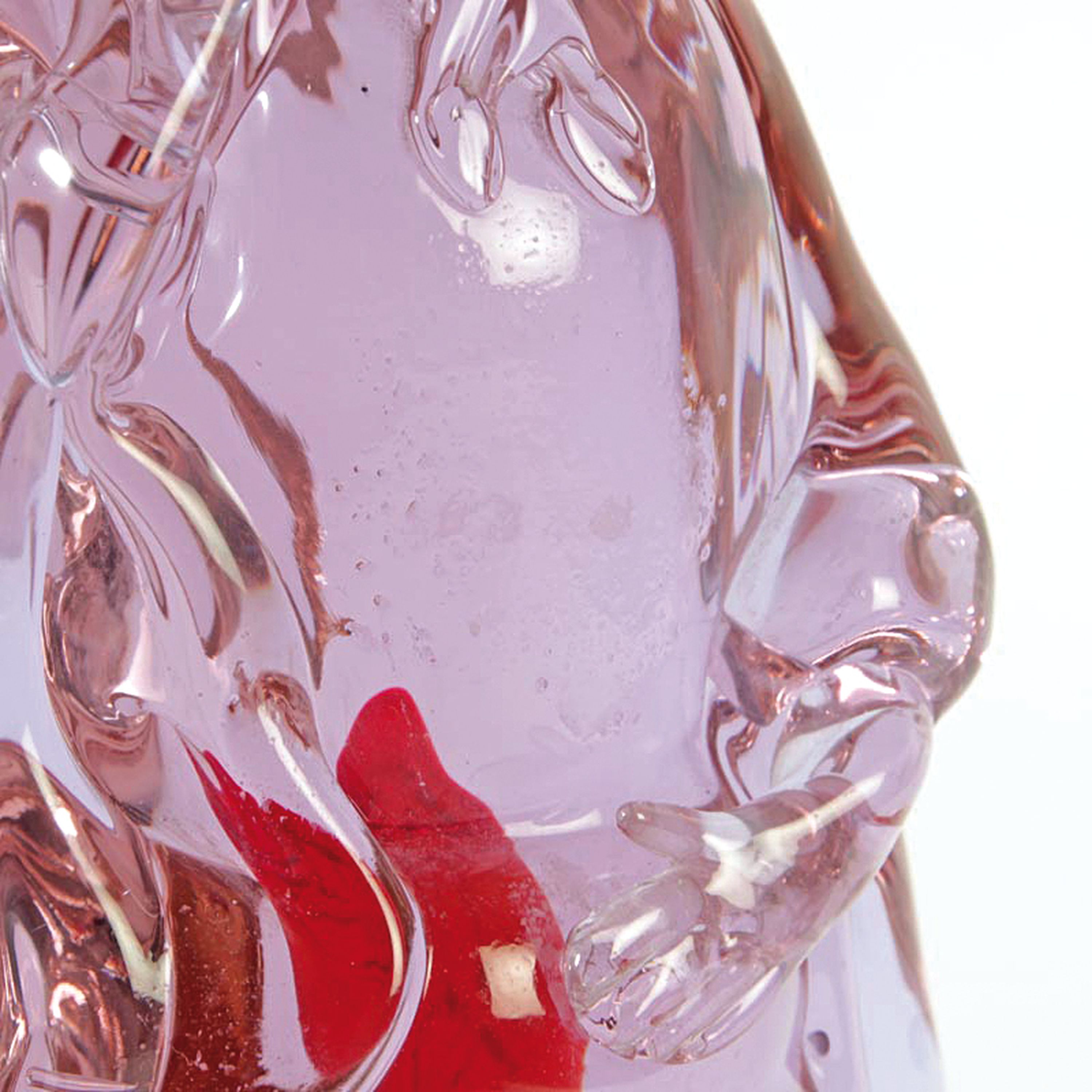Detail d: Glasskulptur einer Chinesin, Murano, Italien, Neodymium-Glas, stehende Chinesin, rote Einschmelzung im Verweis auf Schwangerschaft und Fruchtbarkeit, ...