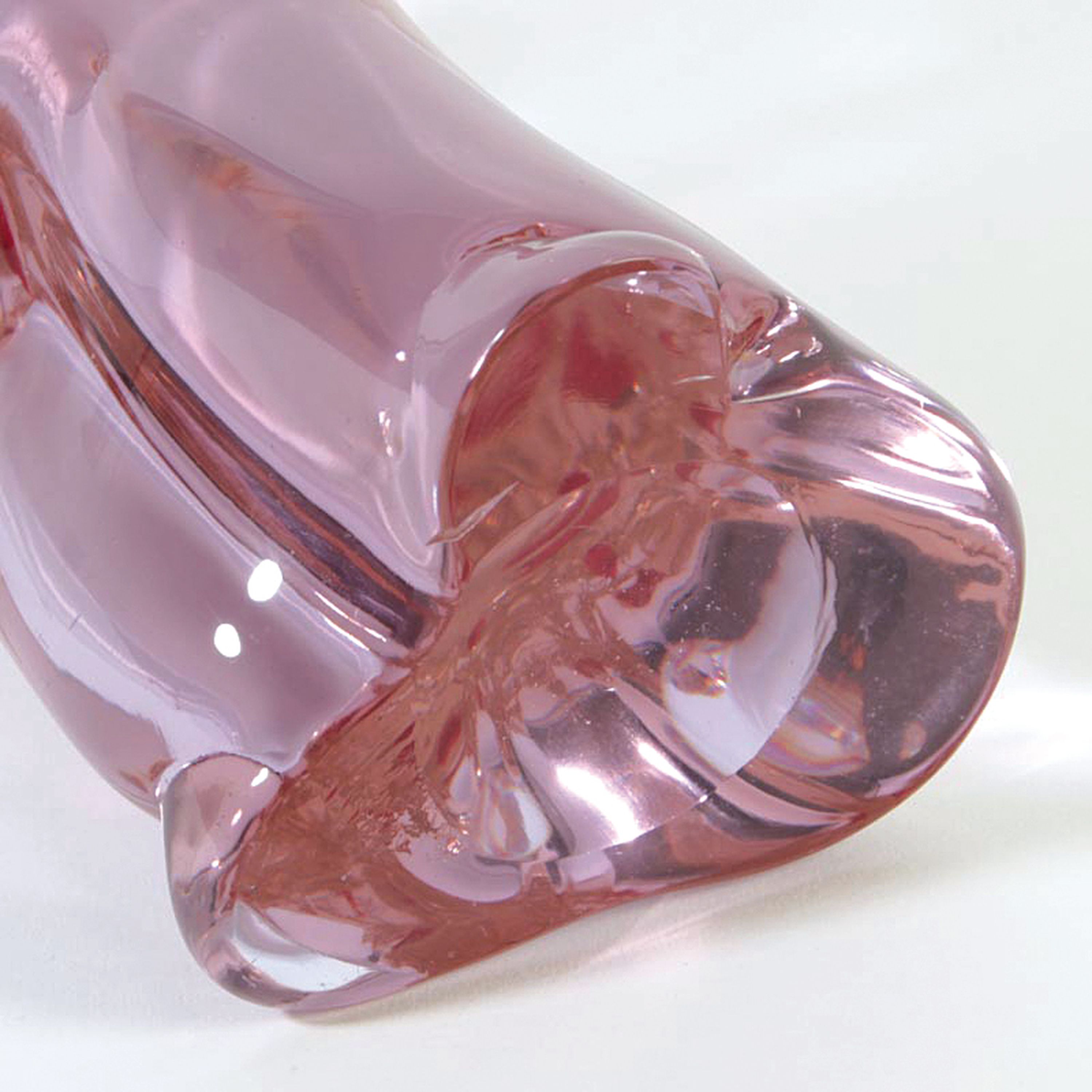 Detail e: Glasskulptur einer Chinesin, Murano, Italien, Neodymium-Glas, stehende Chinesin, rote Einschmelzung im Verweis auf Schwangerschaft und Fruchtbarkeit, ...