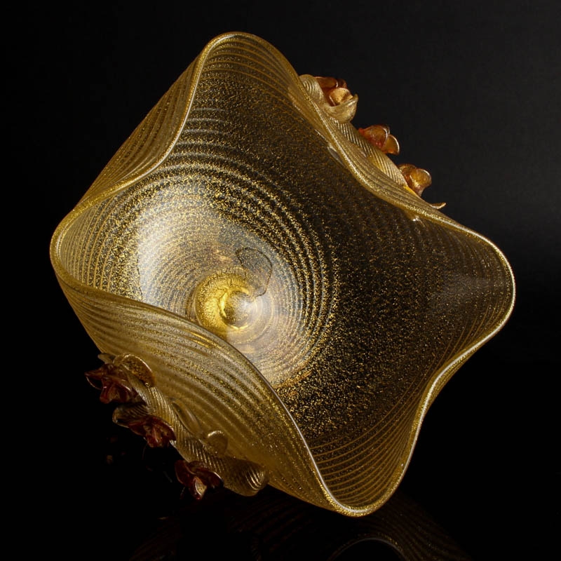 Detail b: Große Zierschale, Ermanno Nason für Cenedese, Murano, Italien, 1963-72, farbloses Glas, reiche Goldmalerei, vierfach eingekniffene Form, auf ...