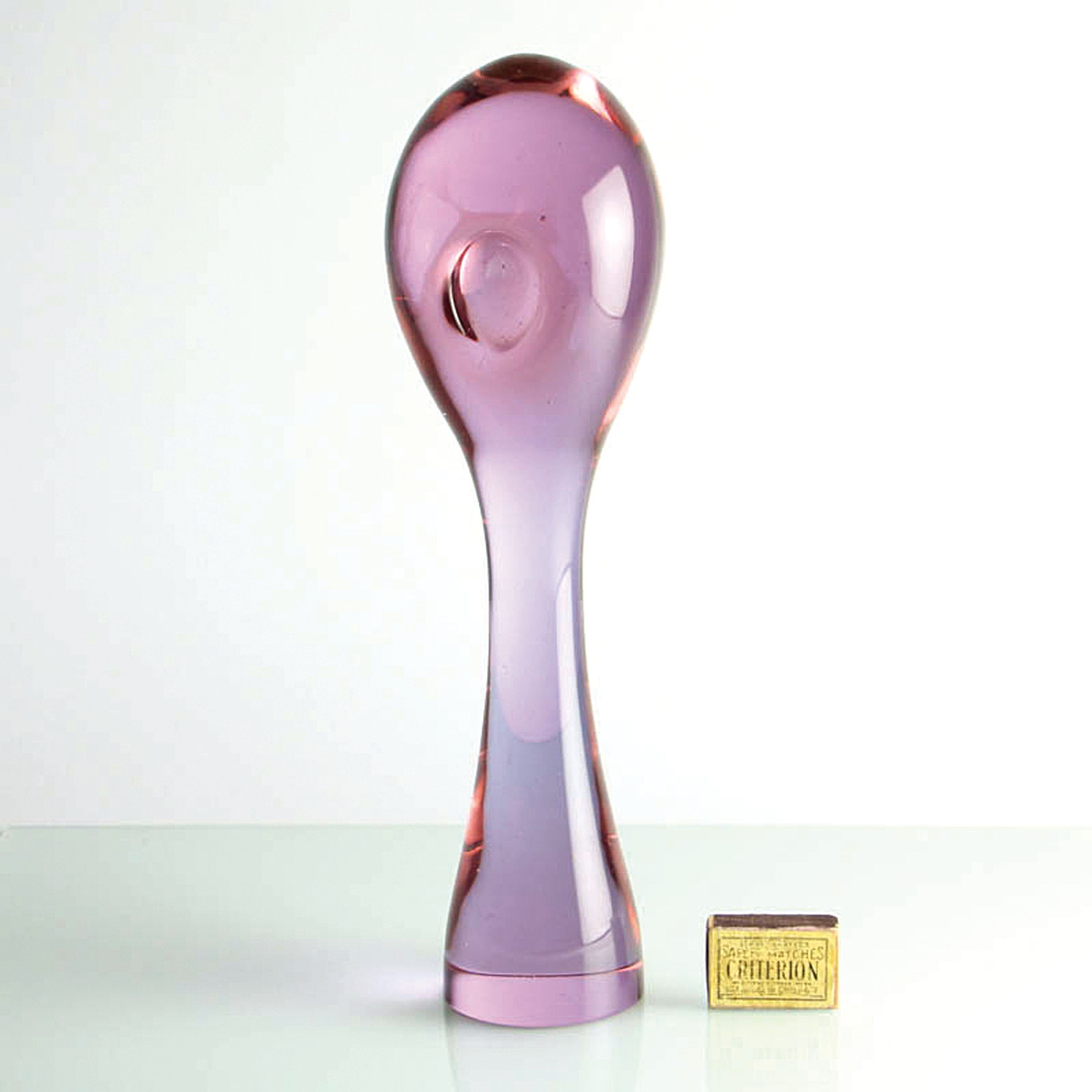 Glasskulptur, Ermanno Naso für Cenedese, Murano, Italien, Neodymium-Glas, aufrechte Tropfen- bzw. Keulenform mit Vertiefung, unsigniert, schwere ...
