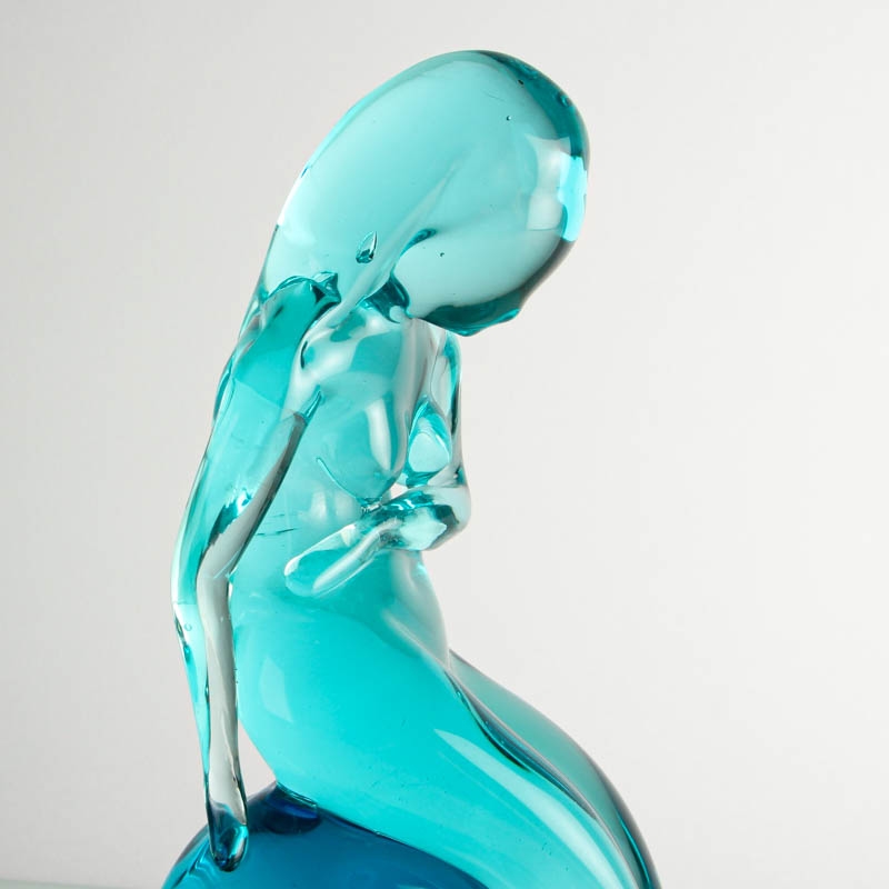 Detail d: Glasskulptur einer Meerjungfrau, Ermanno Nason für Cenedese, Murano, Italien, 1963-72, türkis eingefärbtes Glas, auf einerWelle sitzende ...
