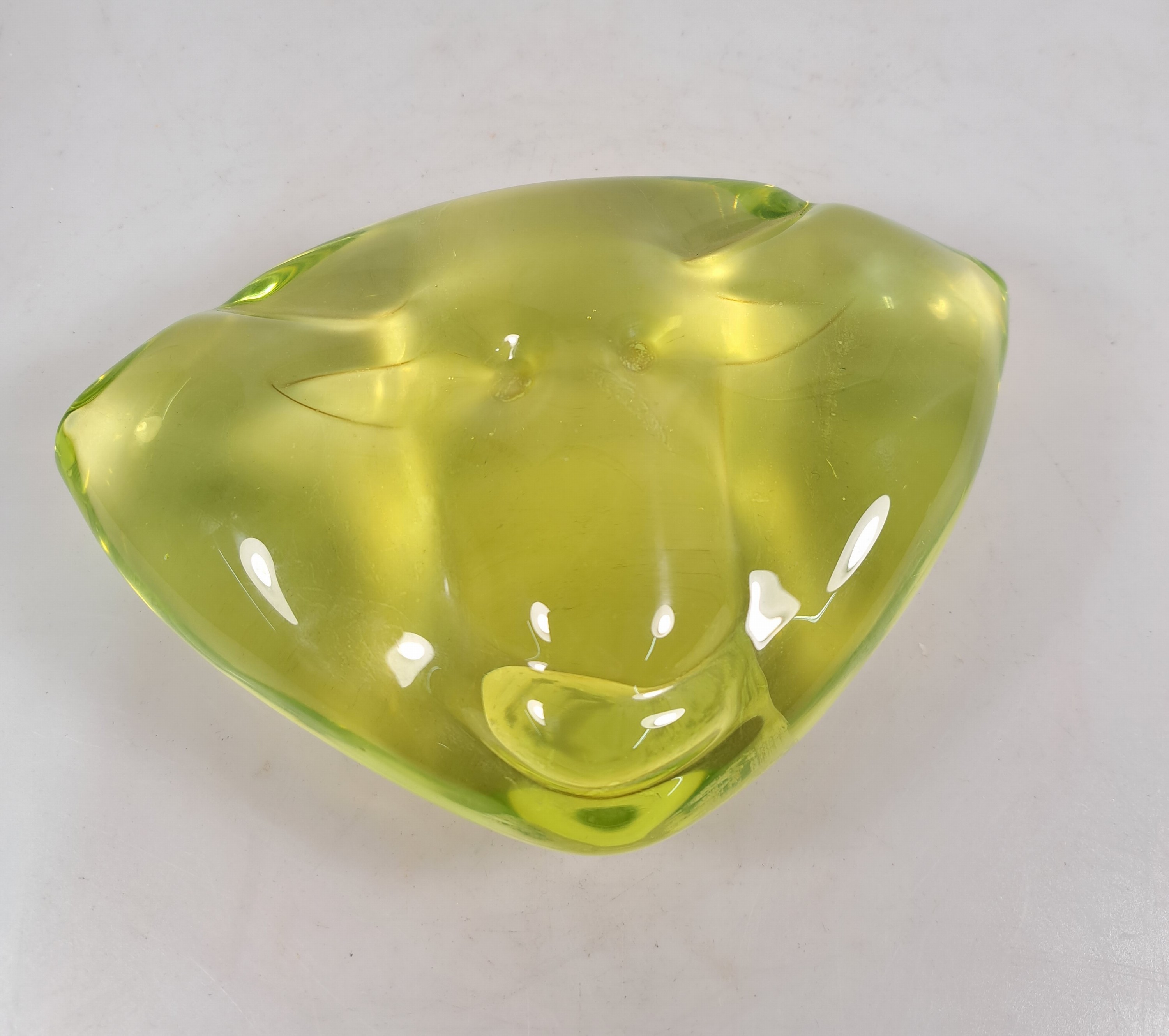 Detail a: Uranglasskulptur, Murano, Italien, 1960/70er -Jahre, grünes Uranglas, abstraktes Gesicht,unsigniert, ca. 1959g, 14x20x6 cm