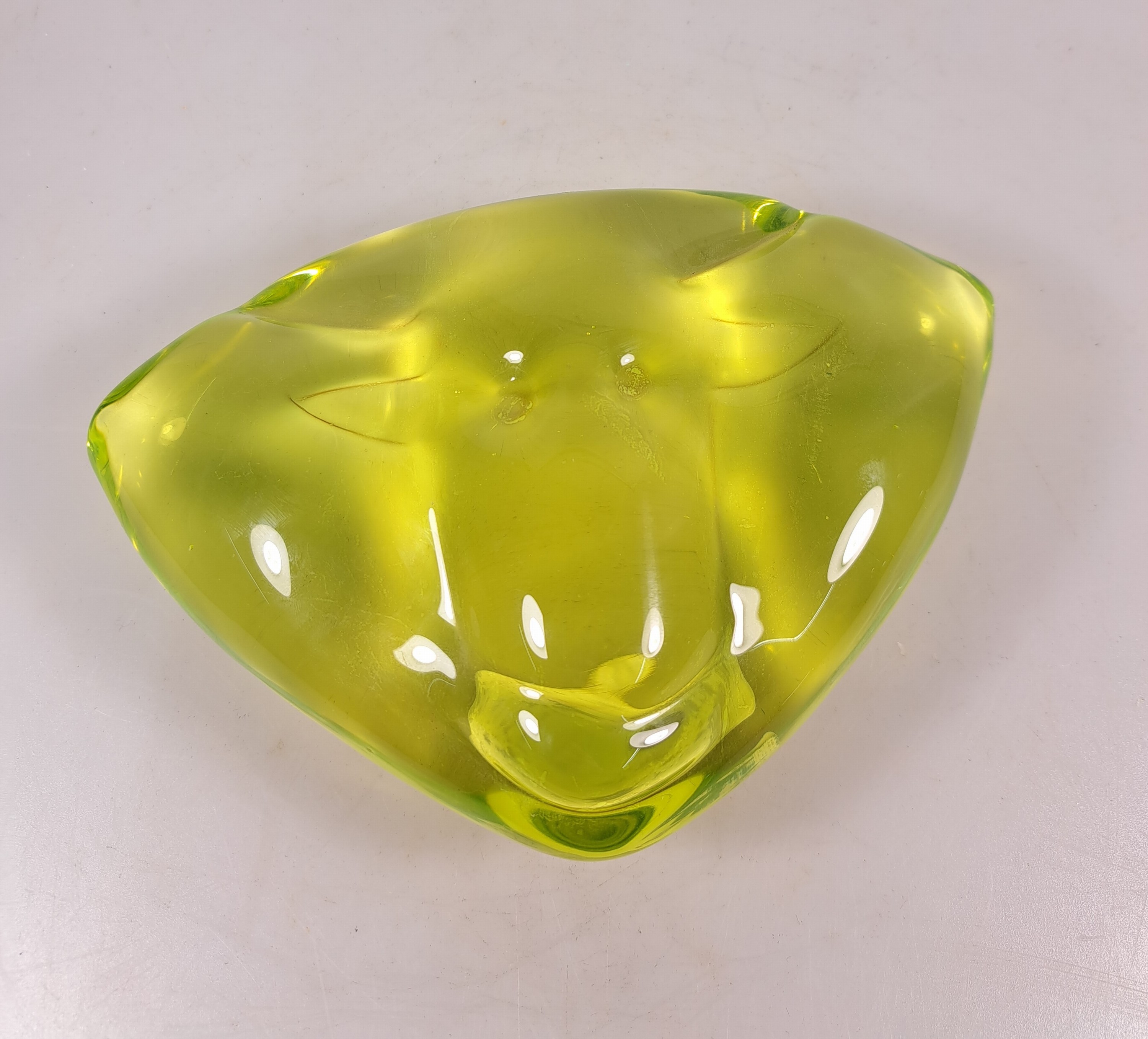 Detail b: Uranglasskulptur, Murano, Italien, 1960/70er -Jahre, grünes Uranglas, abstraktes Gesicht,unsigniert, ca. 1959g, 14x20x6 cm