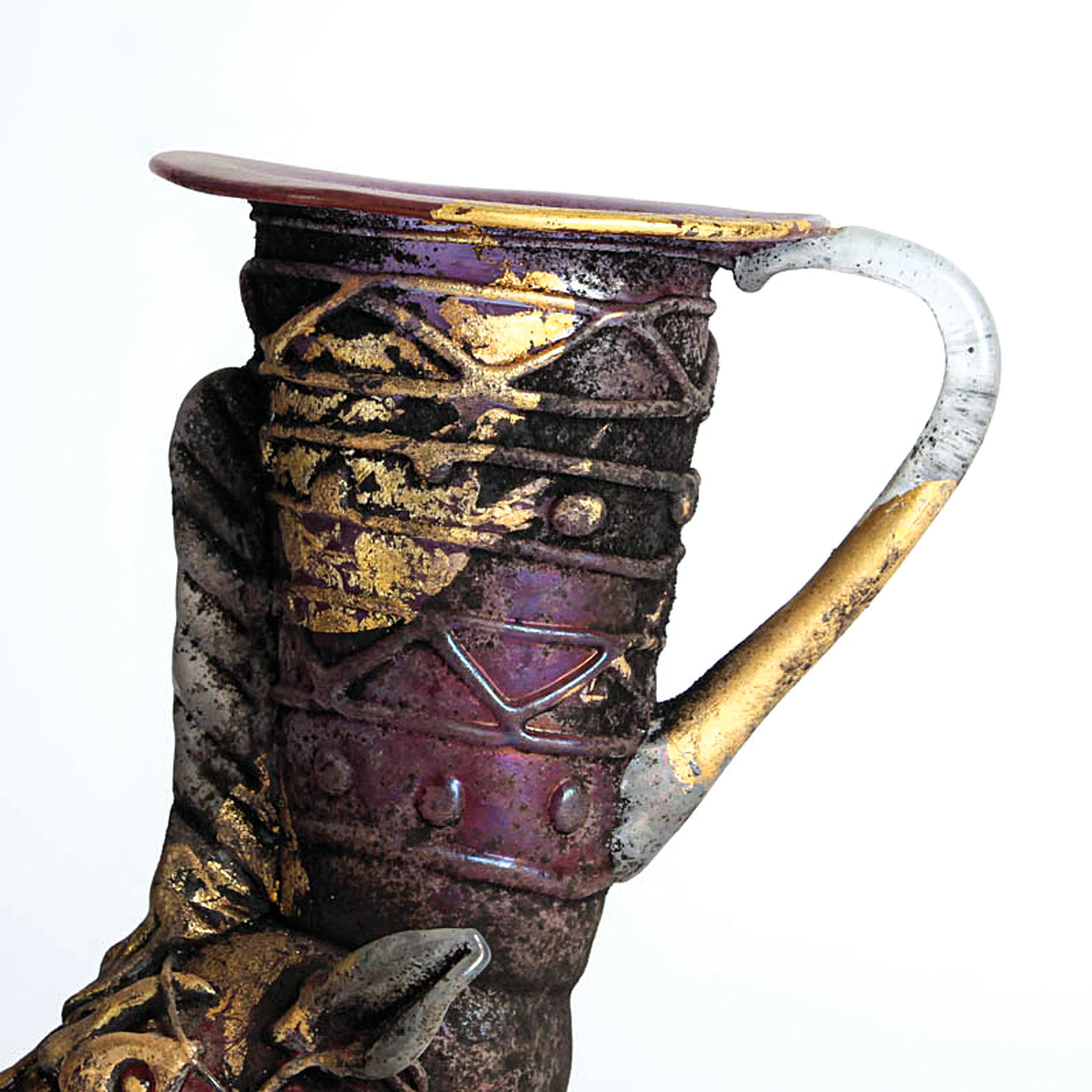 Detail c: Figürliches Gefäß "Vetro a scavo"-Unikat, Ermanno Nason bei Cenedese, 1963-72, Gestalt eines ur- bzw. frühgeschichtlichen Rhyton ...