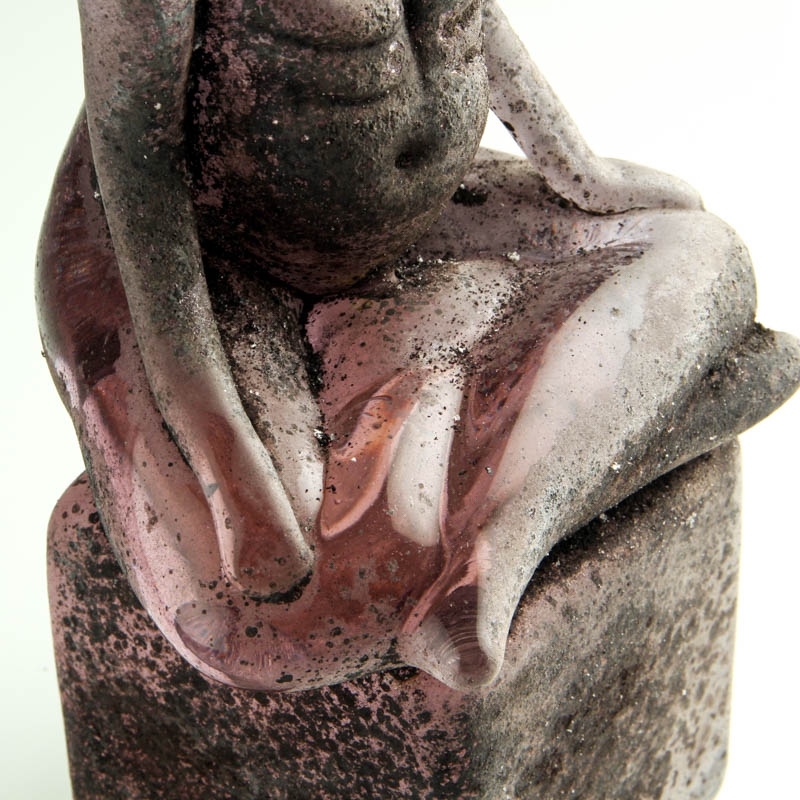 Detail d: Vetro a scavo-Glasskulptur, Fakir, Ermanno Nason für Cenedese, Murano, Italien, 1963-72, farbloses Glas, grau vetro a scavo-Technik, sitzender Fakir ...