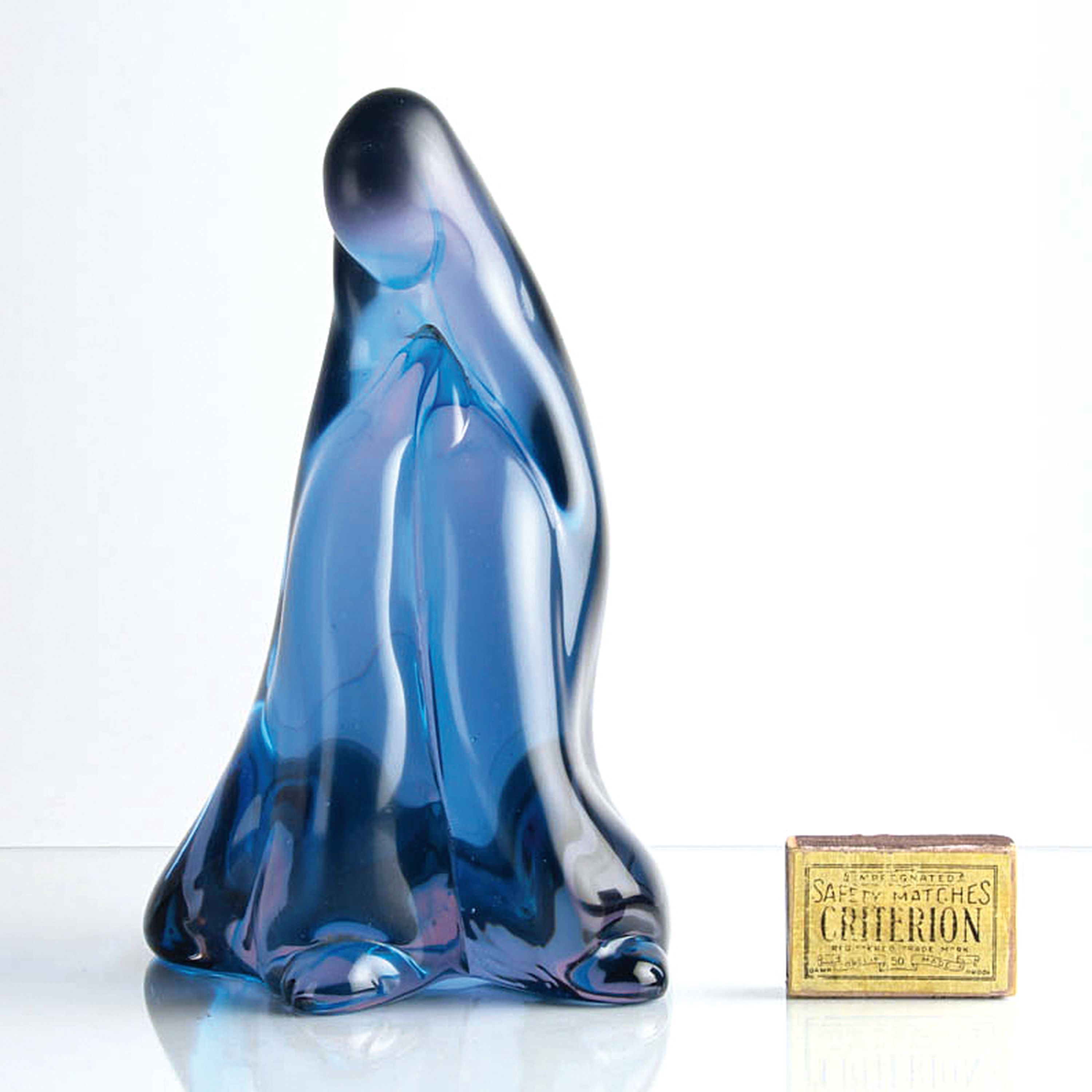 Glasskulptur einer sitzenden Frau, Ermanno Nason für Cenedese, Murano, Italien, 1963-72, blaues Neodymion-Glas, geschlossener Umriss, ...