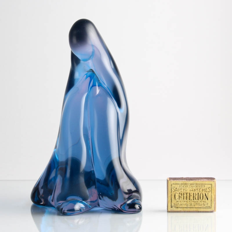 Detail a: Glasskulptur einer sitzenden Frau, Ermanno Nason für Cenedese, Murano, Italien, 1963-72, blaues Neodymion-Glas, geschlossener Umriss, ...