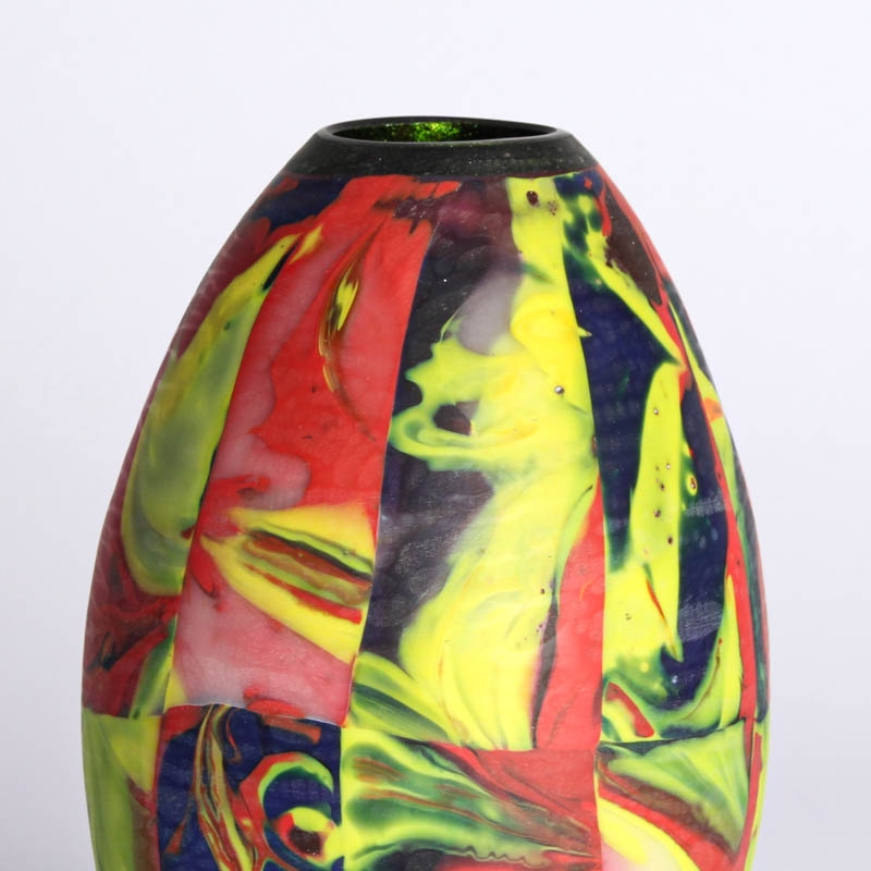 Detail a: Studioglas-Vase, Klaus Moye (1936-2016), 1995 , Mosaikglastechnik, aus einer Vielzahl an vorgefertigten Glasquadern verschmolzene Vase,matt poliert, ...