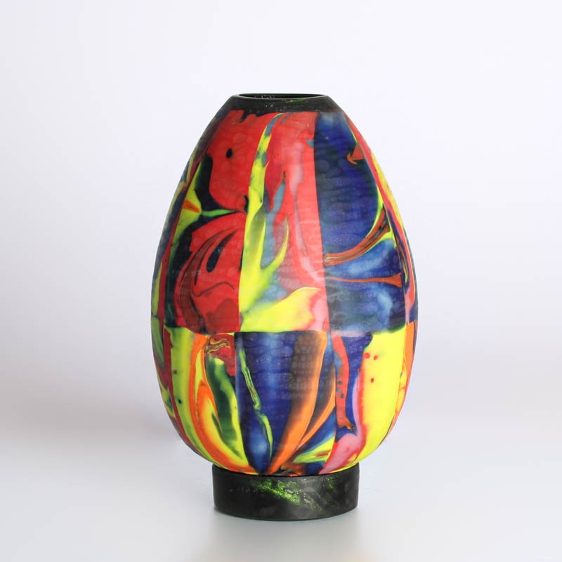 Detail b: Studioglas-Vase, Klaus Moye (1936-2016), 1995 , Mosaikglastechnik, aus einer Vielzahl an vorgefertigten Glasquadern verschmolzene Vase,matt poliert, ...