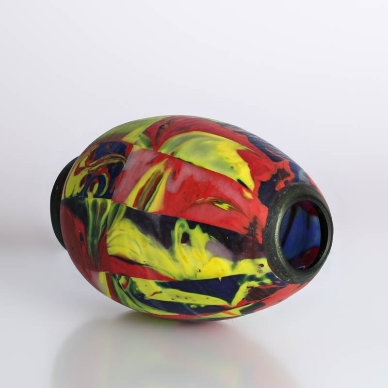 Detail c: Studioglas-Vase, Klaus Moye (1936-2016), 1995 , Mosaikglastechnik, aus einer Vielzahl an vorgefertigten Glasquadern verschmolzene Vase,matt poliert, ...