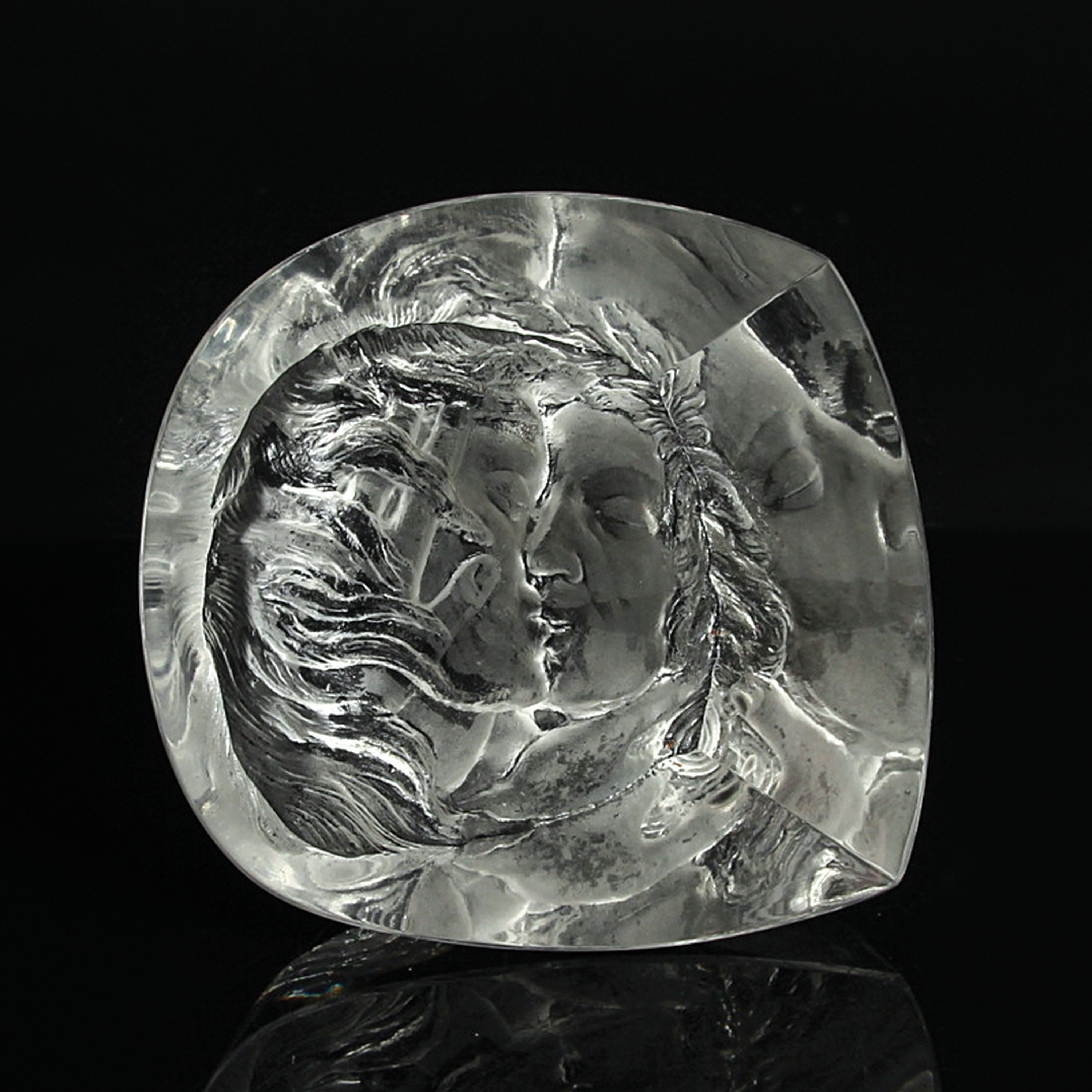 Detail a: 2 Glaskunst-Objekte, Kristian Klepsch, Mizzi Glashütte, Uttendorf, farbloses Glas, geschliffen und geätzt, reliefierter bzw. plastischer Dekor, ...