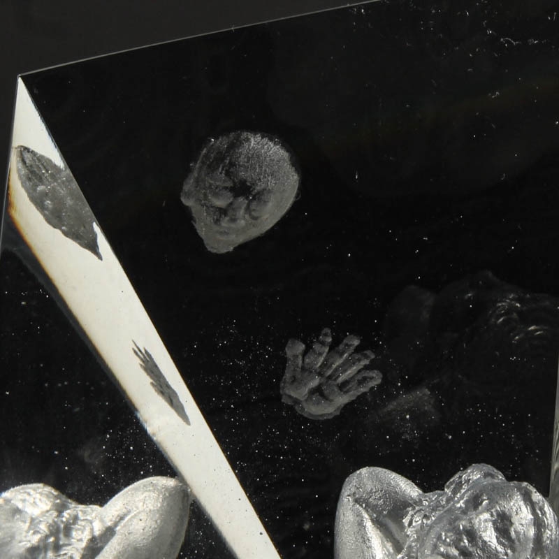 Detail c: 2 Glaskunst-Objekte, Kristian Klepsch, Mizzi Glashütte, Uttendorf, farbloses Glas, geschliffen und geätzt, reliefierter bzw. plastischer Dekor, ...