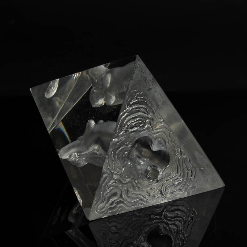 Detail g: 2 Glaskunst-Objekte, Kristian Klepsch, Mizzi Glashütte, Uttendorf, farbloses Glas, geschliffen und geätzt, reliefierter bzw. plastischer Dekor, ...