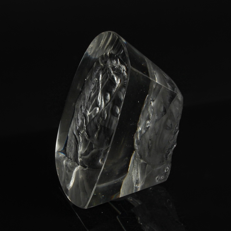 Detail j: 2 Glaskunst-Objekte, Kristian Klepsch, Mizzi Glashütte, Uttendorf, farbloses Glas, geschliffen und geätzt, reliefierter bzw. plastischer Dekor, ...