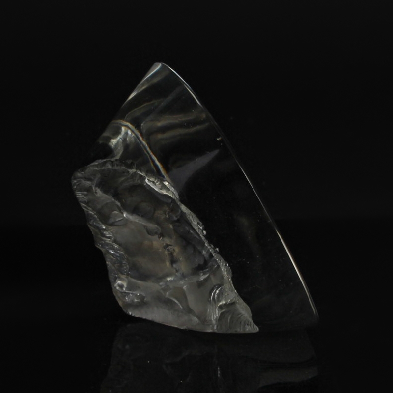 Detail l: 2 Glaskunst-Objekte, Kristian Klepsch, Mizzi Glashütte, Uttendorf, farbloses Glas, geschliffen und geätzt, reliefierter bzw. plastischer Dekor, ...