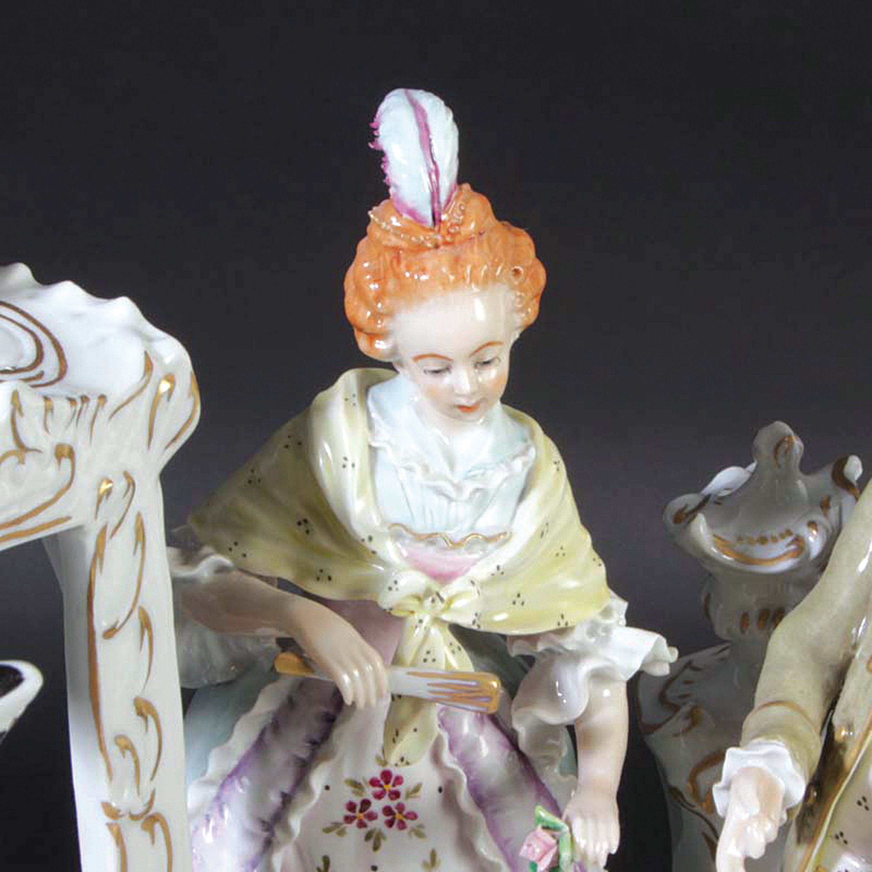 Detail d: Porzellangruppe, Sitzendorf, Thüringen, 20.Jh., Porzellan, farbig und goldstaffiert,galantes Paar nebst Chaise und Träger, guter Zustand, 26x32x23 ...