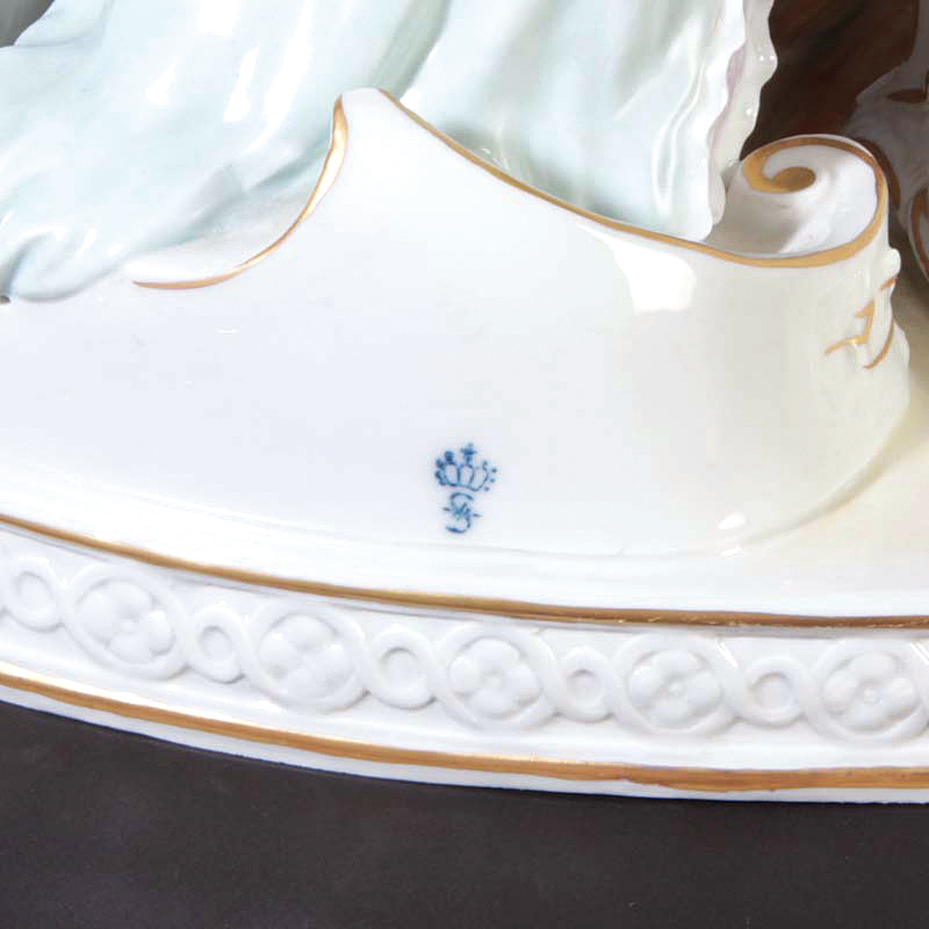 Detail g: Porzellangruppe, Sitzendorf, Thüringen, 20.Jh., Porzellan, farbig und goldstaffiert,galantes Paar nebst Chaise und Träger, guter Zustand, 26x32x23 ...