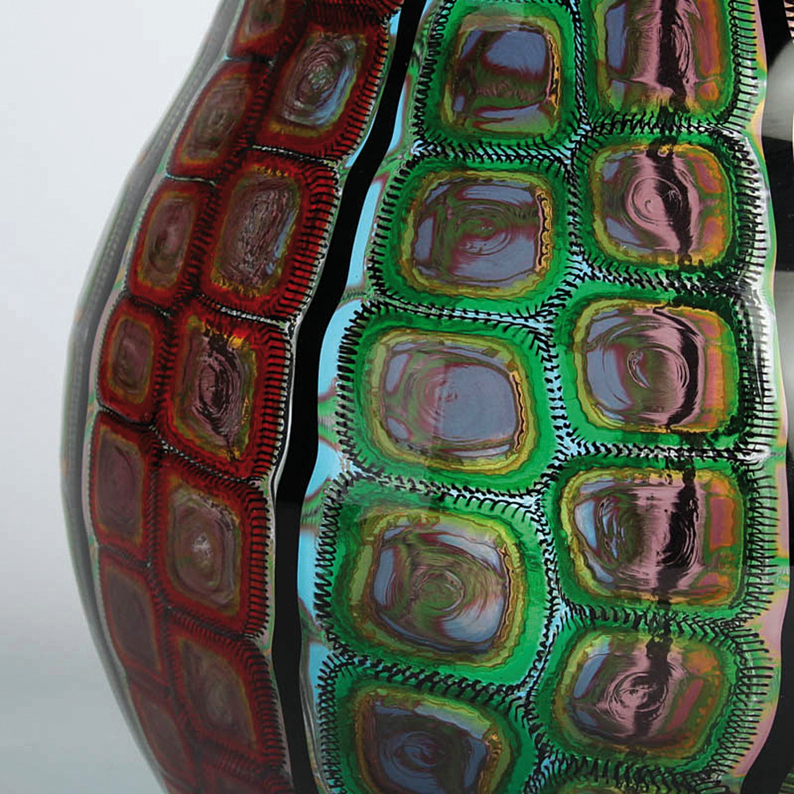 Detail c: Glasvase, Adriano Dalla Valentina (geb. 1945),Murano, Italien, farbloses Glas, geometrisierende Murrinen-Einschmelzungen in blau, rot, grün und ...