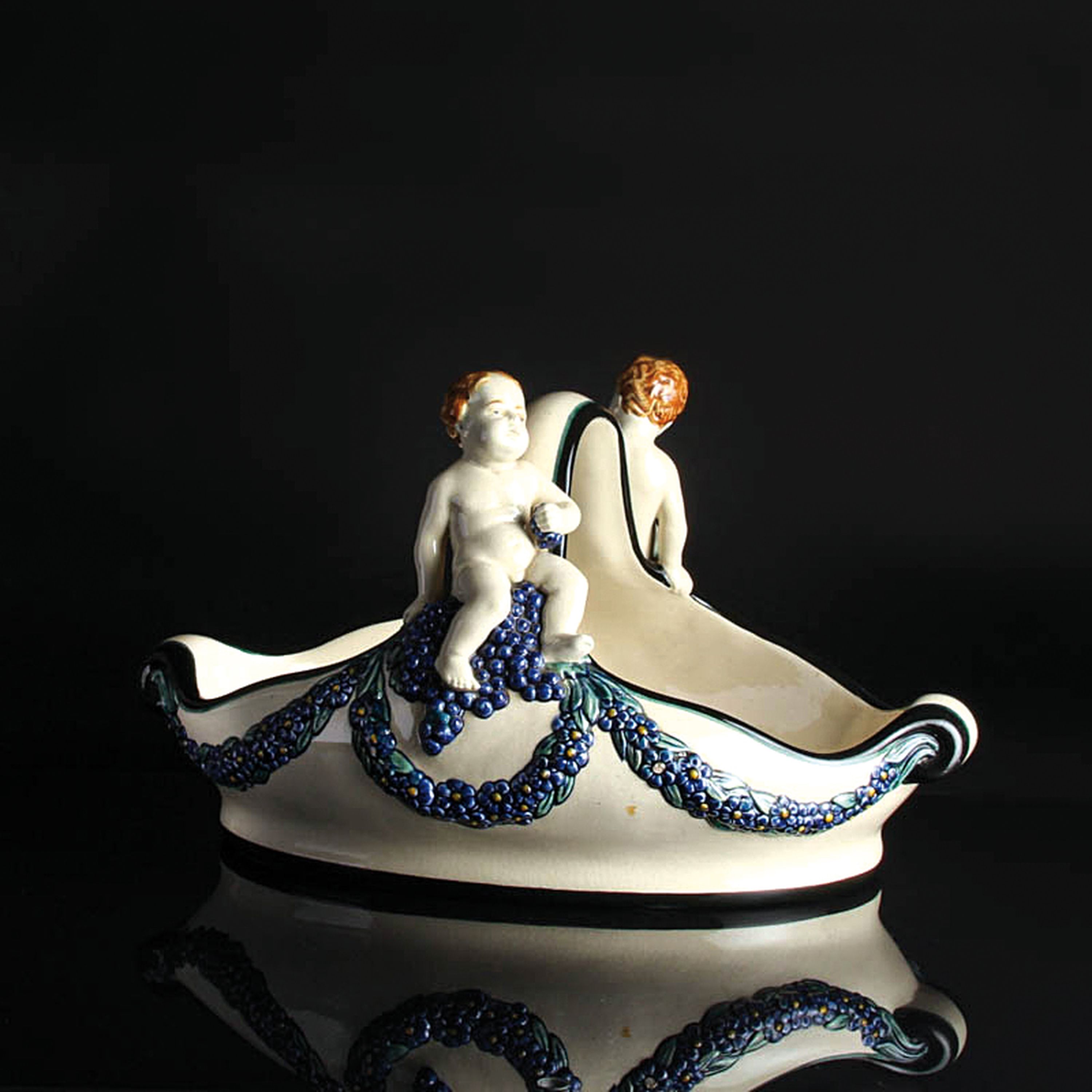 Henkelschale mit Traubenputti, Karlsruher Majolika, Entw. Wilhelm Süß (1861-1933), Modellnr. 1164, Keramik, farbig staffiert, Blumenghirlanden und ...