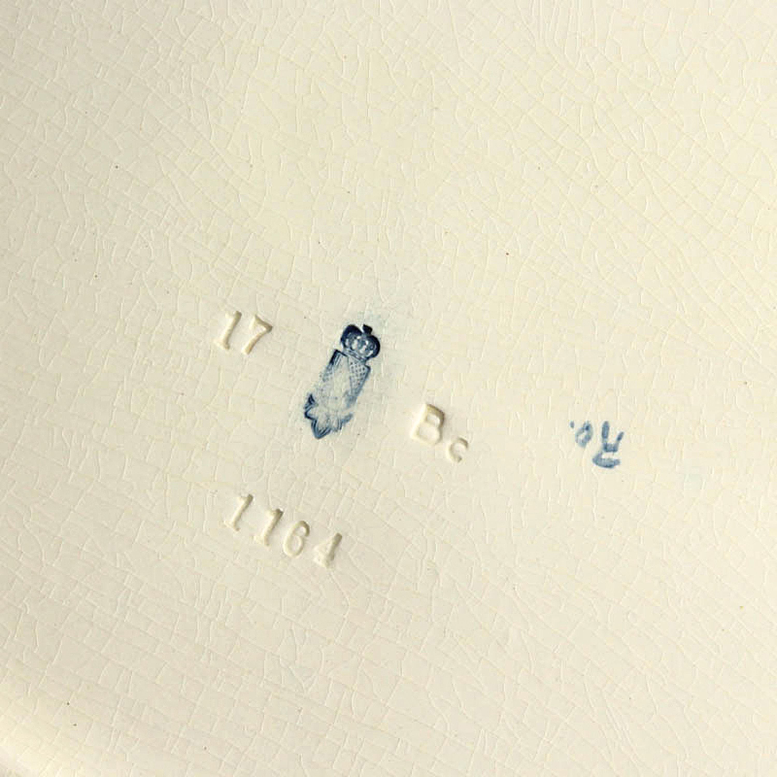 Detail g: Henkelschale mit Traubenputti, Karlsruher Majolika, Entw. Wilhelm Süß (1861-1933), Modellnr. 1164, Keramik, farbig staffiert, Blumenghirlanden und ...