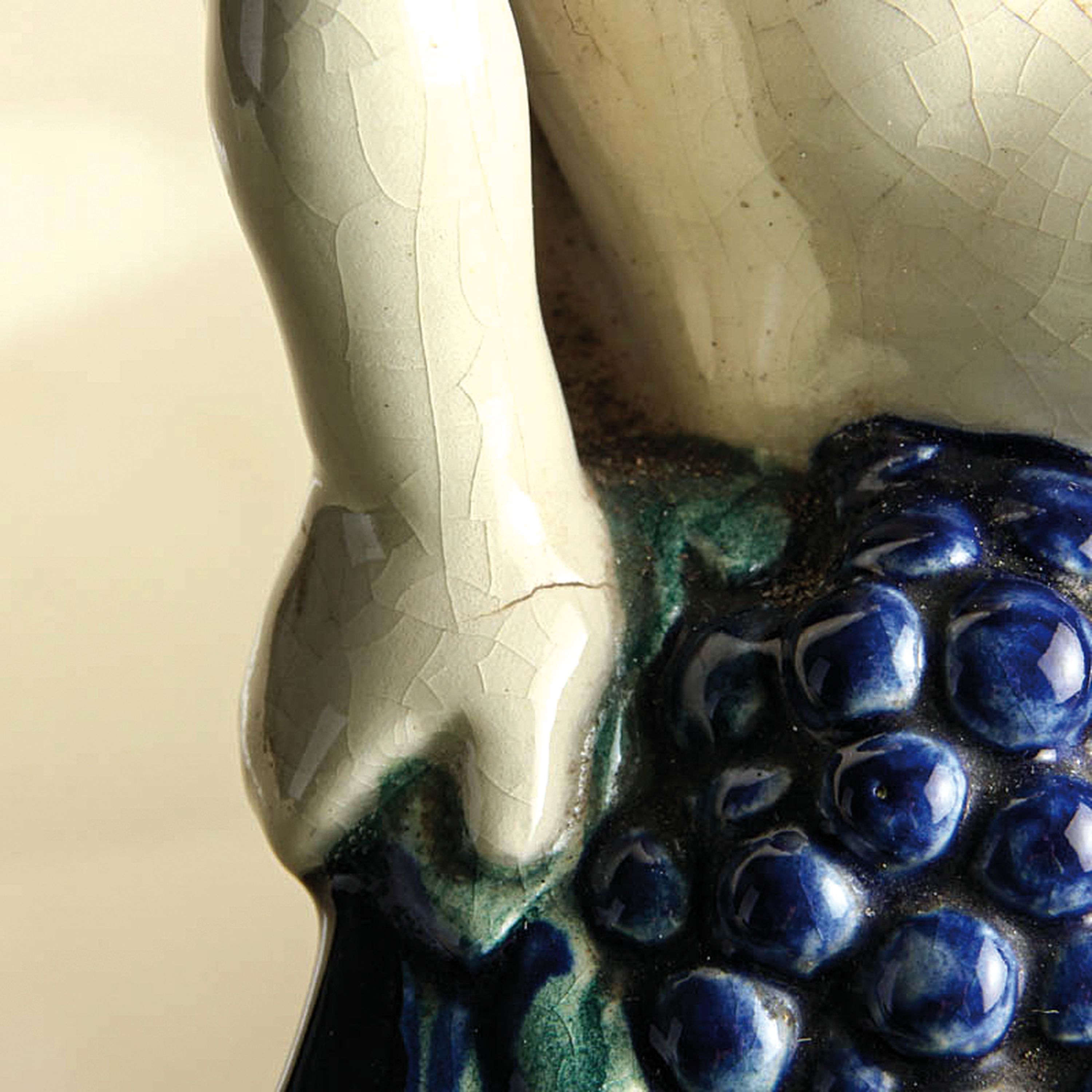 Detail h: Henkelschale mit Traubenputti, Karlsruher Majolika, Entw. Wilhelm Süß (1861-1933), Modellnr. 1164, Keramik, farbig staffiert, Blumenghirlanden und ...