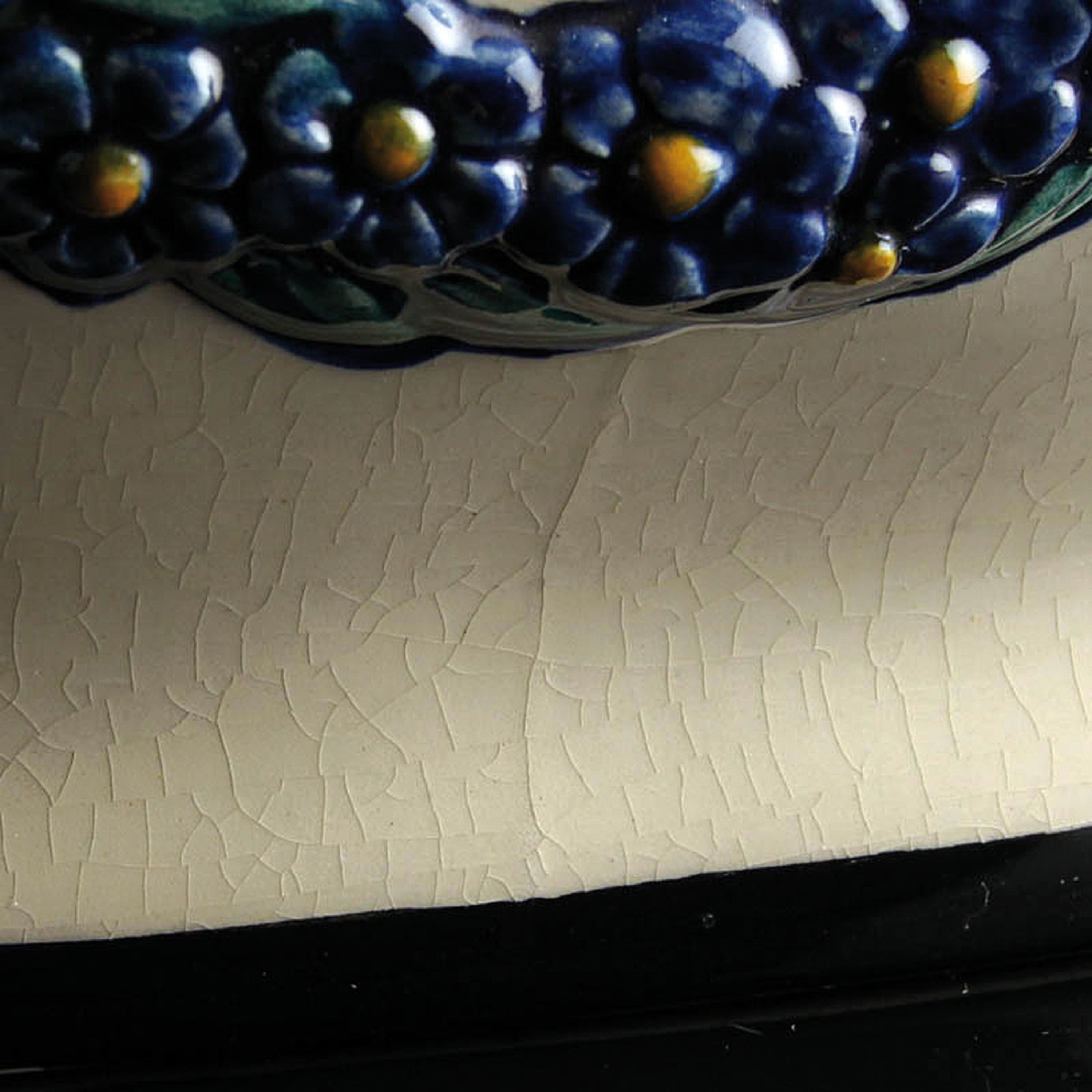Detail i: Henkelschale mit Traubenputti, Karlsruher Majolika, Entw. Wilhelm Süß (1861-1933), Modellnr. 1164, Keramik, farbig staffiert, Blumenghirlanden und ...