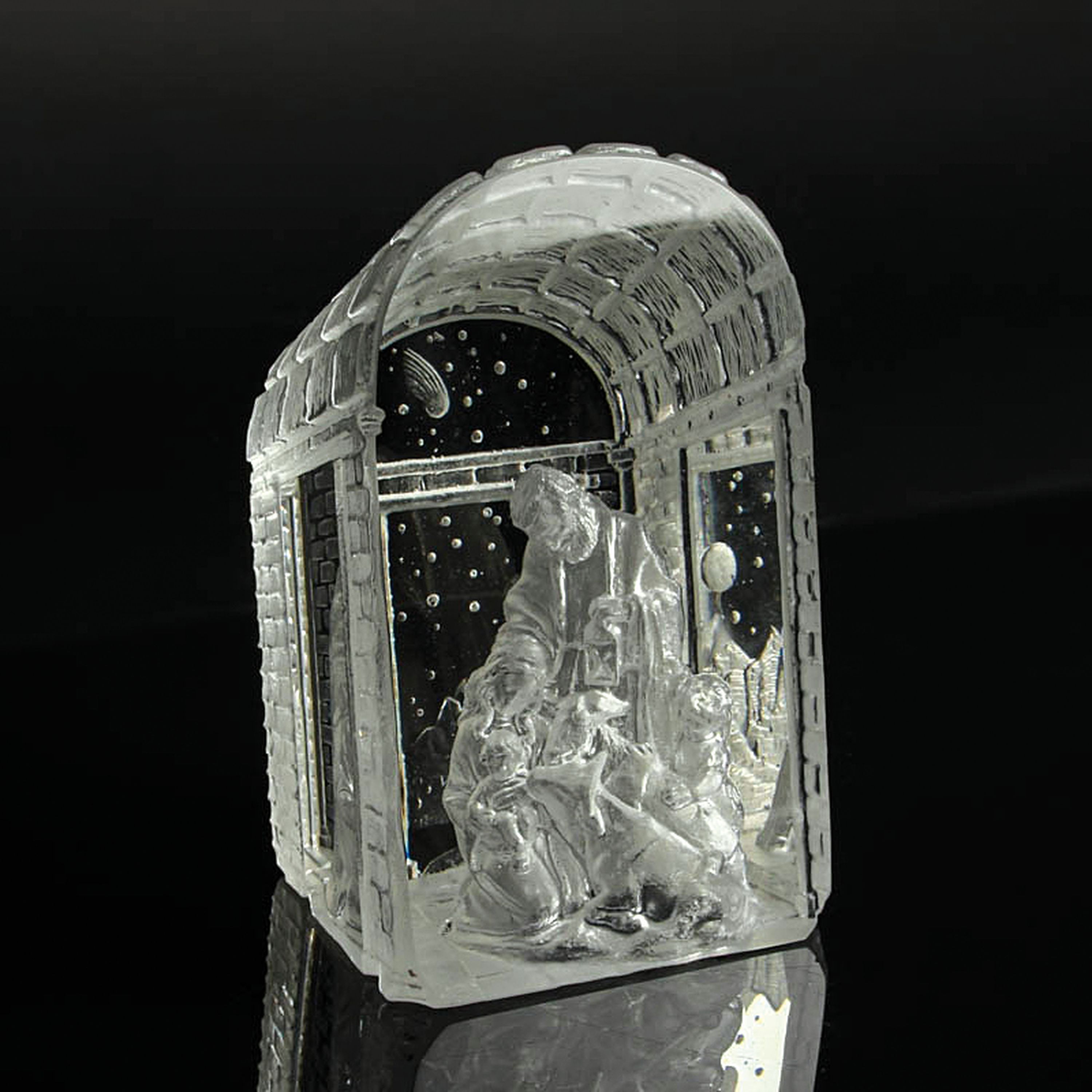 Detail c: Glaskunst-Objekt, Kristian Klepsch, Mizzi Glashütte, Uttendorf, farbloses Glas, geschliffen und geätzt, mehrdimensionaler Dekor, Krippe mit ...