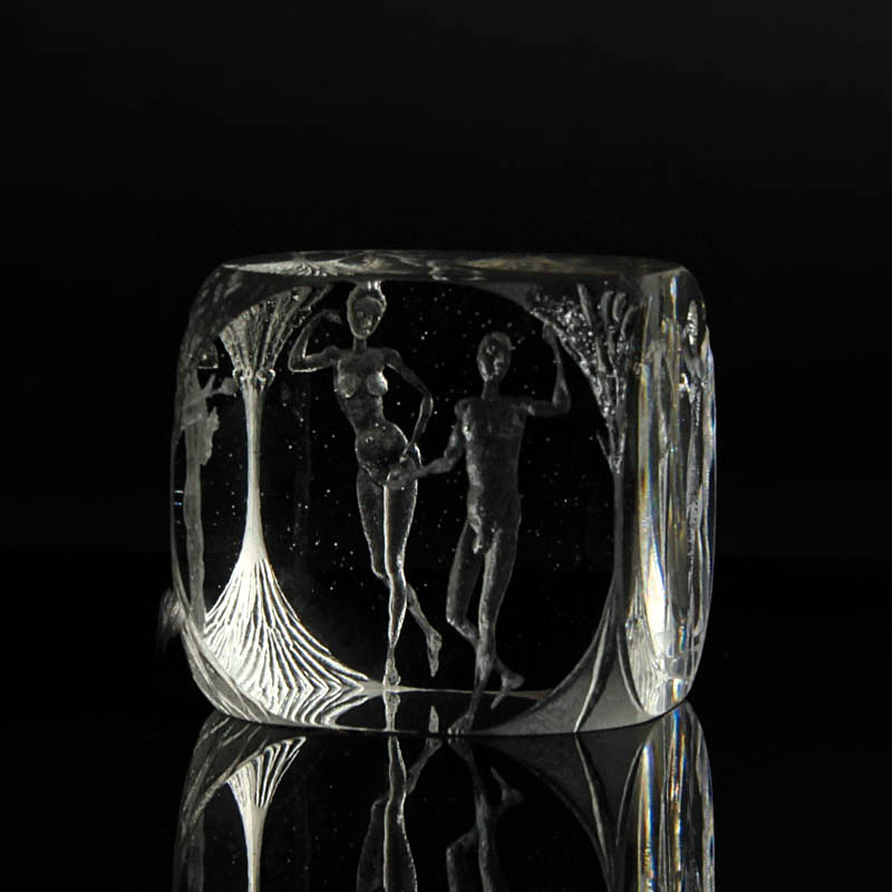 Glaskunst-Objekt/Paperweight, Kristian Klepsch, Mizzi Glashütte, Uttendorf, farbloser Glaswürfel, geschliffen und geätzt, Reliefdekor "Adam & ...