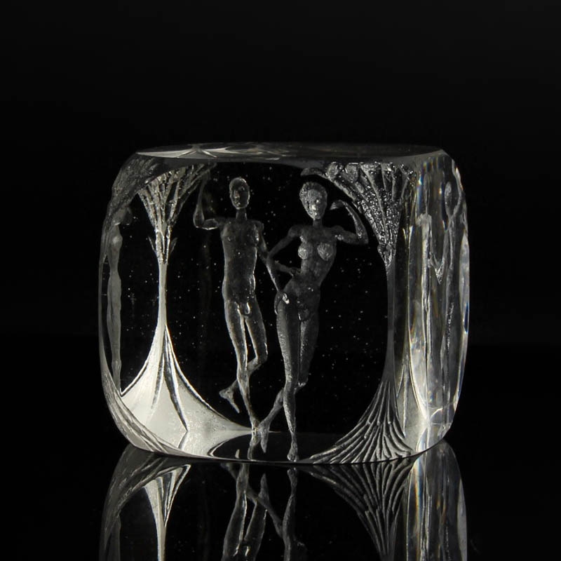 Detail b: Glaskunst-Objekt/Paperweight, Kristian Klepsch, Mizzi Glashütte, Uttendorf, farbloser Glaswürfel, geschliffen und geätzt, Reliefdekor "Adam & ...