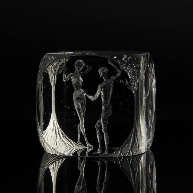 Detail c: Glaskunst-Objekt/Paperweight, Kristian Klepsch, Mizzi Glashütte, Uttendorf, farbloser Glaswürfel, geschliffen und geätzt, Reliefdekor "Adam & ...