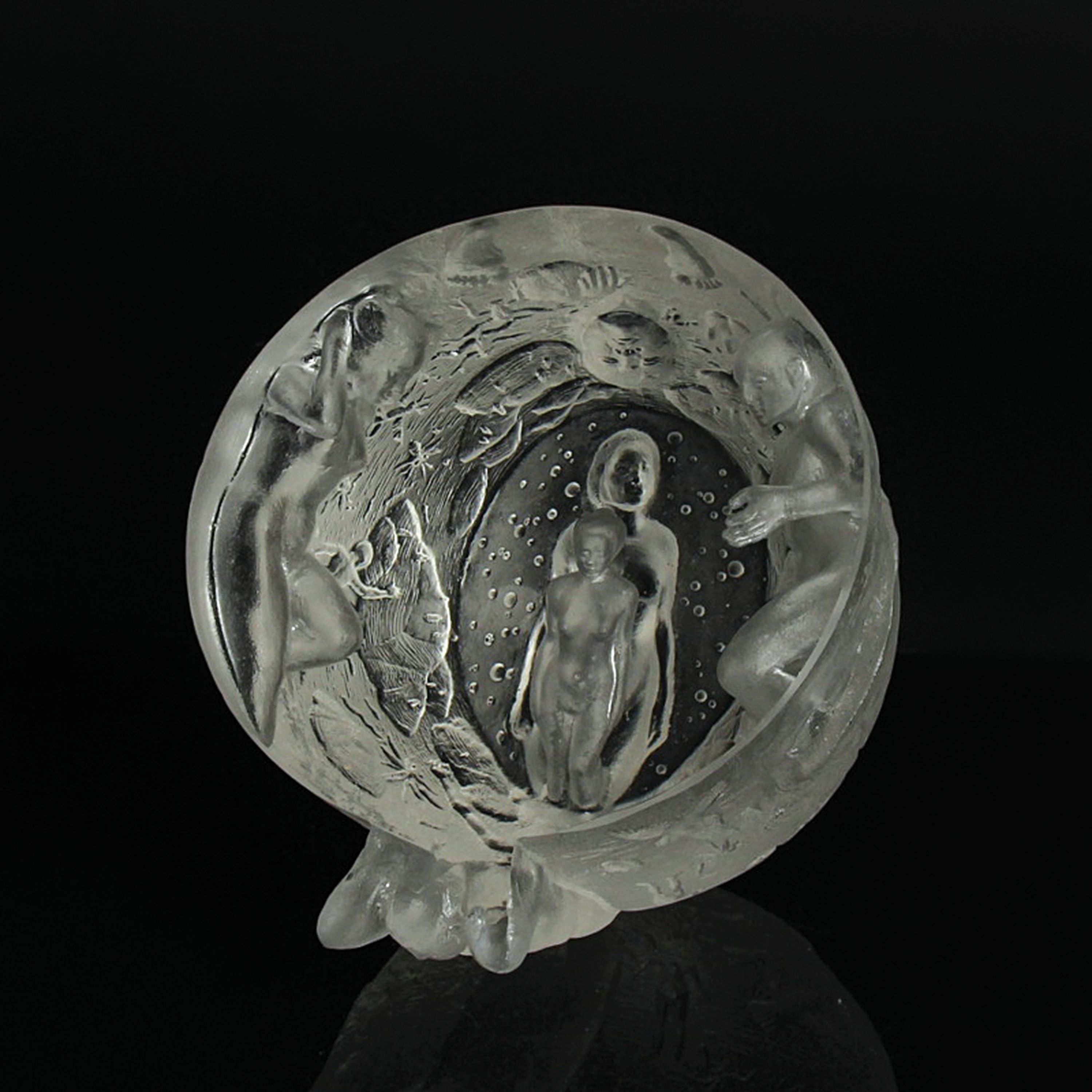 Glaskunst-Objekt/Paperweight, Kristian Klepsch, Mizzi-Glashütte, Uttendorf, farbloses Glas, geschliffen und geätzt, Halbkugel mit Tieren und ...