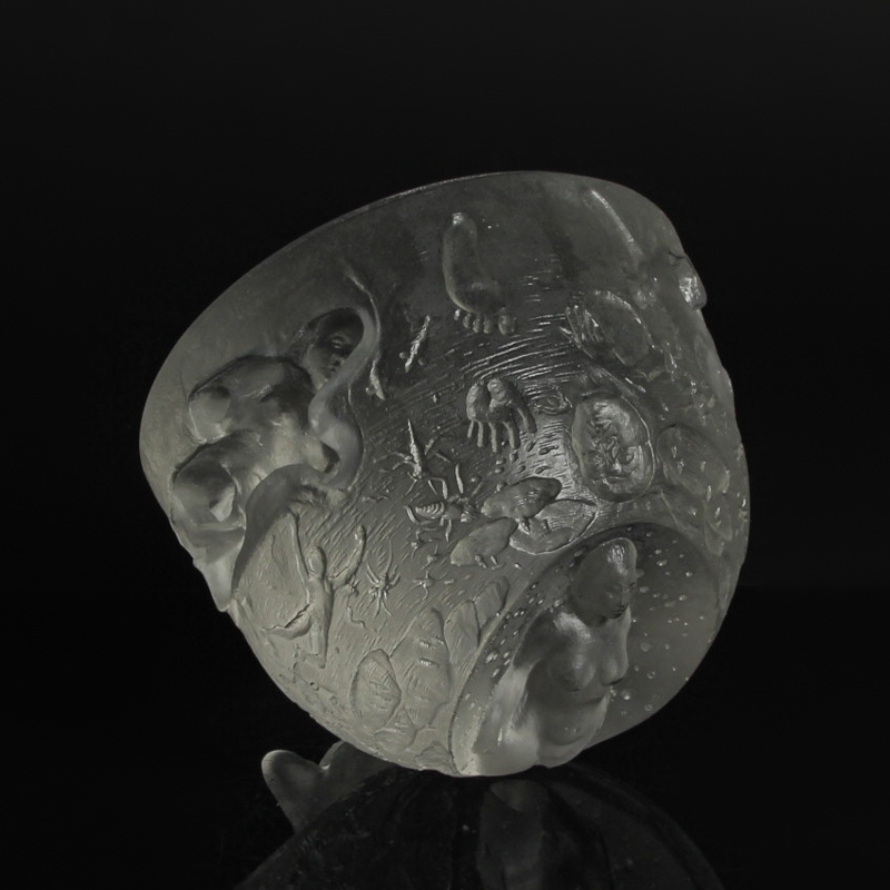 Detail c: Glaskunst-Objekt/Paperweight, Kristian Klepsch, Mizzi-Glashütte, Uttendorf, farbloses Glas, geschliffen und geätzt, Halbkugel mit Tieren und ...
