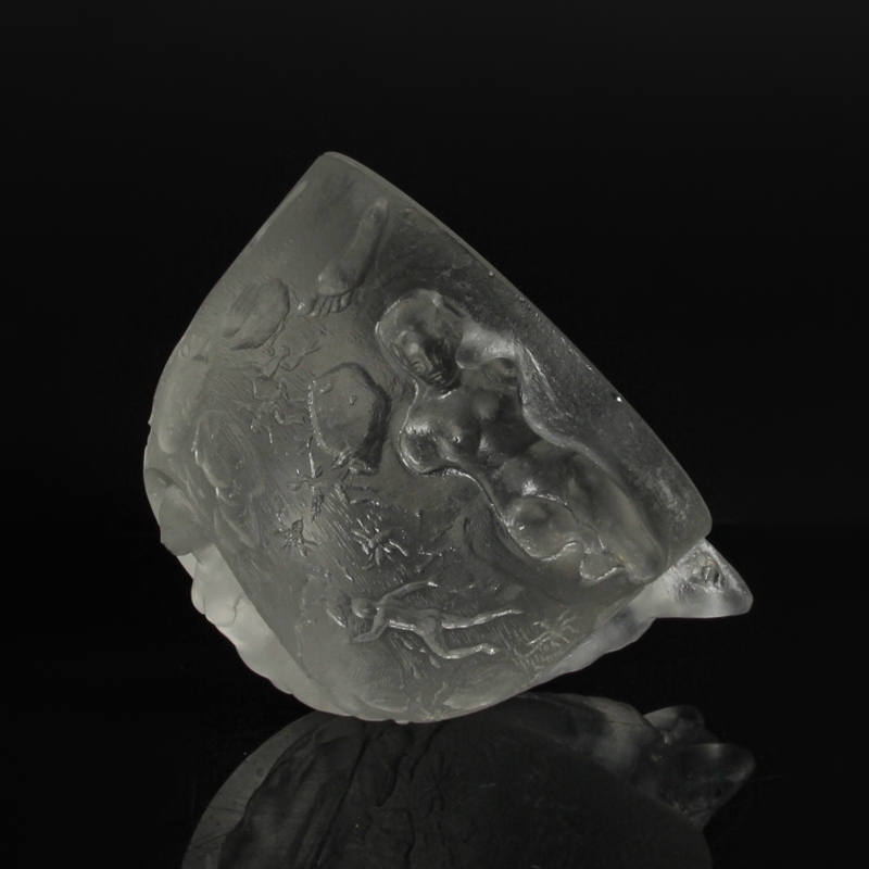 Detail d: Glaskunst-Objekt/Paperweight, Kristian Klepsch, Mizzi-Glashütte, Uttendorf, farbloses Glas, geschliffen und geätzt, Halbkugel mit Tieren und ...