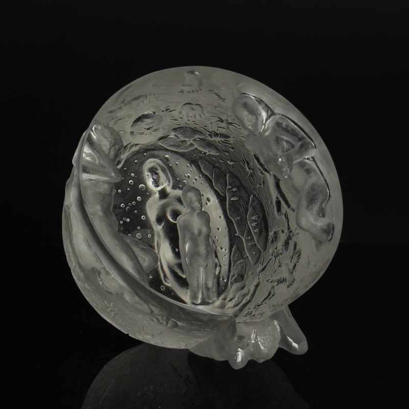 Detail e: Glaskunst-Objekt/Paperweight, Kristian Klepsch, Mizzi-Glashütte, Uttendorf, farbloses Glas, geschliffen und geätzt, Halbkugel mit Tieren und ...