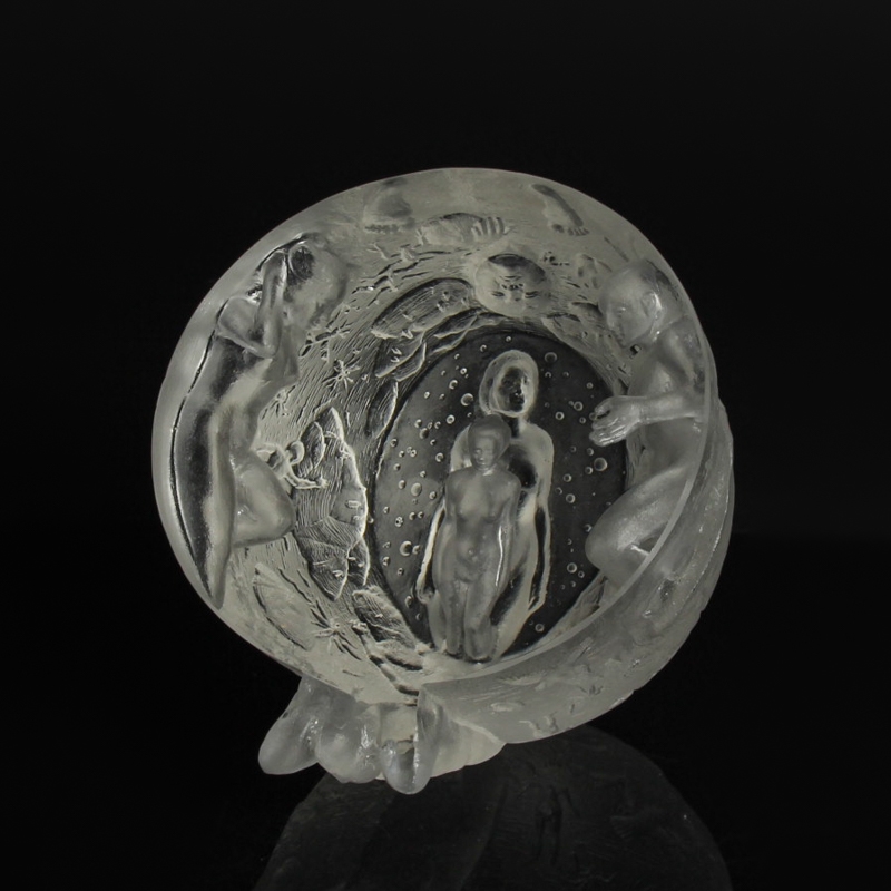 Detail g: Glaskunst-Objekt/Paperweight, Kristian Klepsch, Mizzi-Glashütte, Uttendorf, farbloses Glas, geschliffen und geätzt, Halbkugel mit Tieren und ...