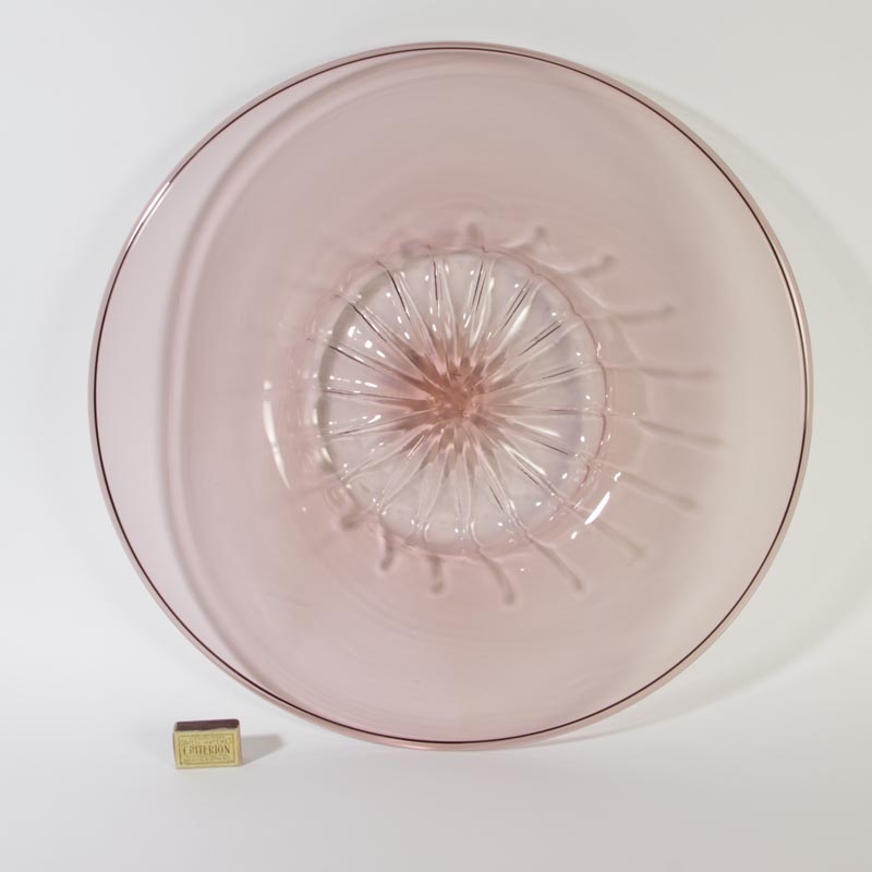 Detail a: Sehr große Schale, wohl Vetri Soffiati Cappellin Venini, Murano, Italien, dünnwandiges amethystfarbenes Glas, D. 63 cm