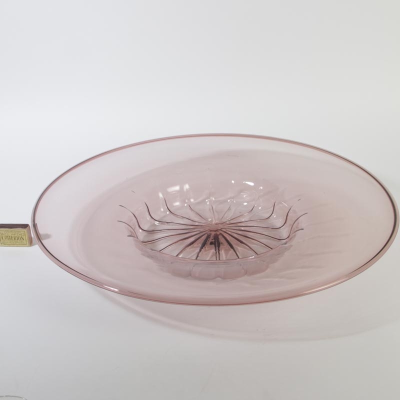 Detail b: Sehr große Schale, wohl Vetri Soffiati Cappellin Venini, Murano, Italien, dünnwandiges amethystfarbenes Glas, D. 63 cm
