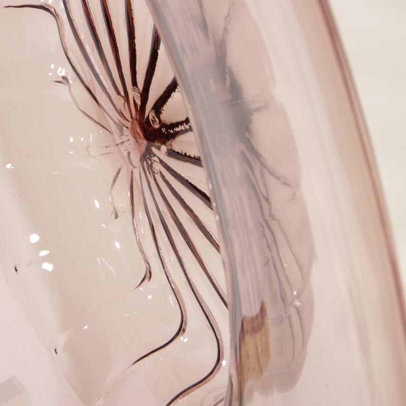 Detail c: Sehr große Schale, wohl Vetri Soffiati Cappellin Venini, Murano, Italien, dünnwandiges amethystfarbenes Glas, D. 63 cm