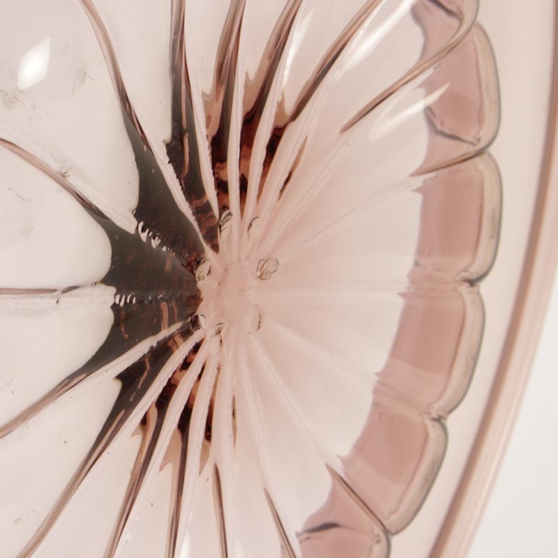 Detail d: Sehr große Schale, wohl Vetri Soffiati Cappellin Venini, Murano, Italien, dünnwandiges amethystfarbenes Glas, D. 63 cm