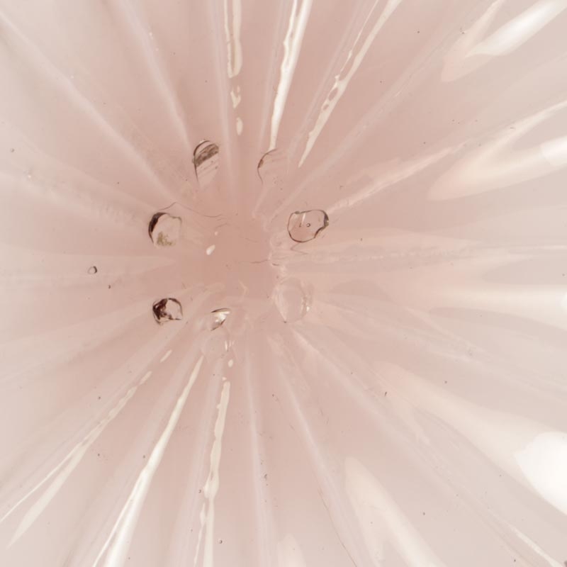 Detail e: Sehr große Schale, wohl Vetri Soffiati Cappellin Venini, Murano, Italien, dünnwandiges amethystfarbenes Glas, D. 63 cm
