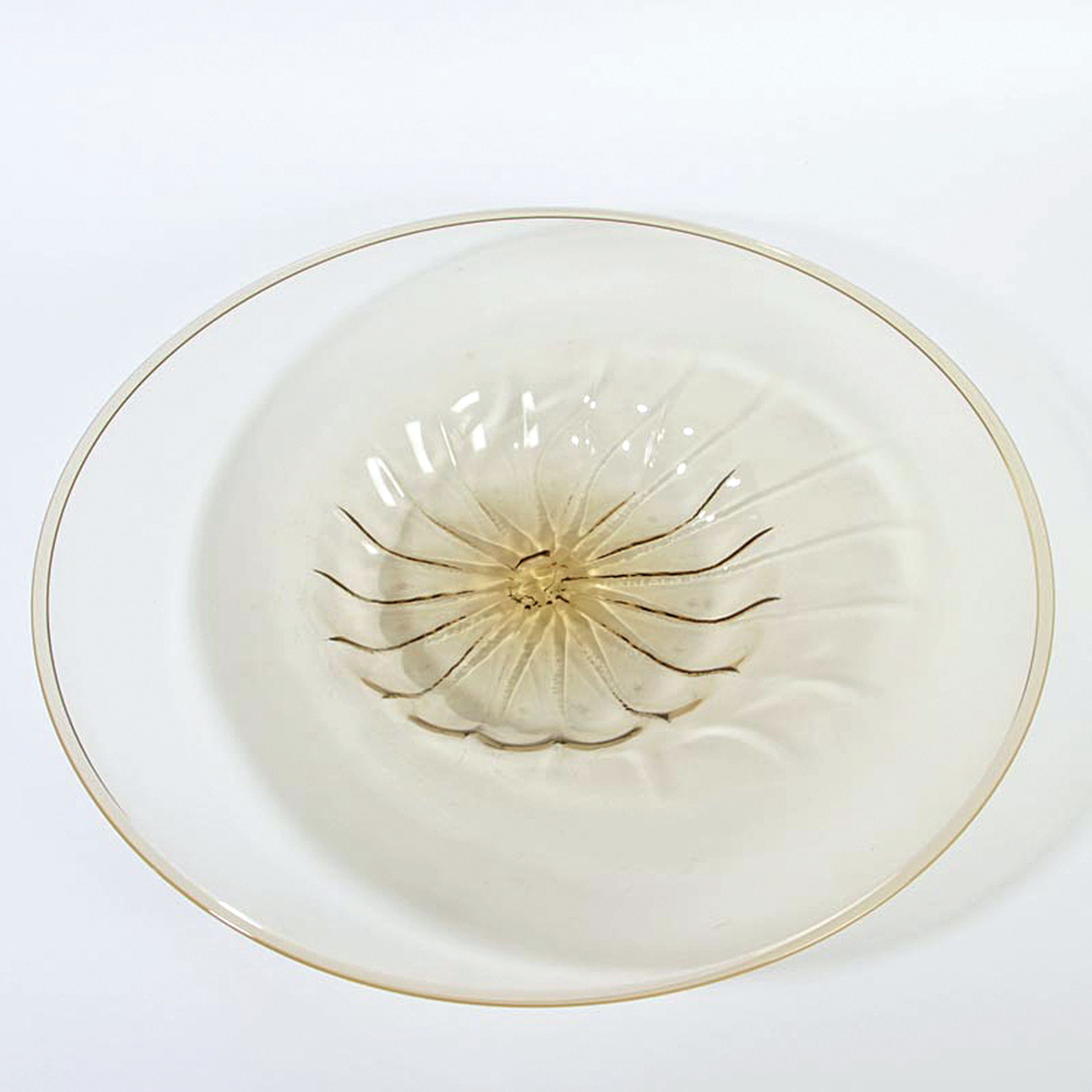 Detail a: Große Glasschale, wohl Vetri Soffiati Cappellin Venini, Murano, Italien, 1.Hälfte 20. Jh., dünnwandiges honiggelbes Glas, D. 42 cm