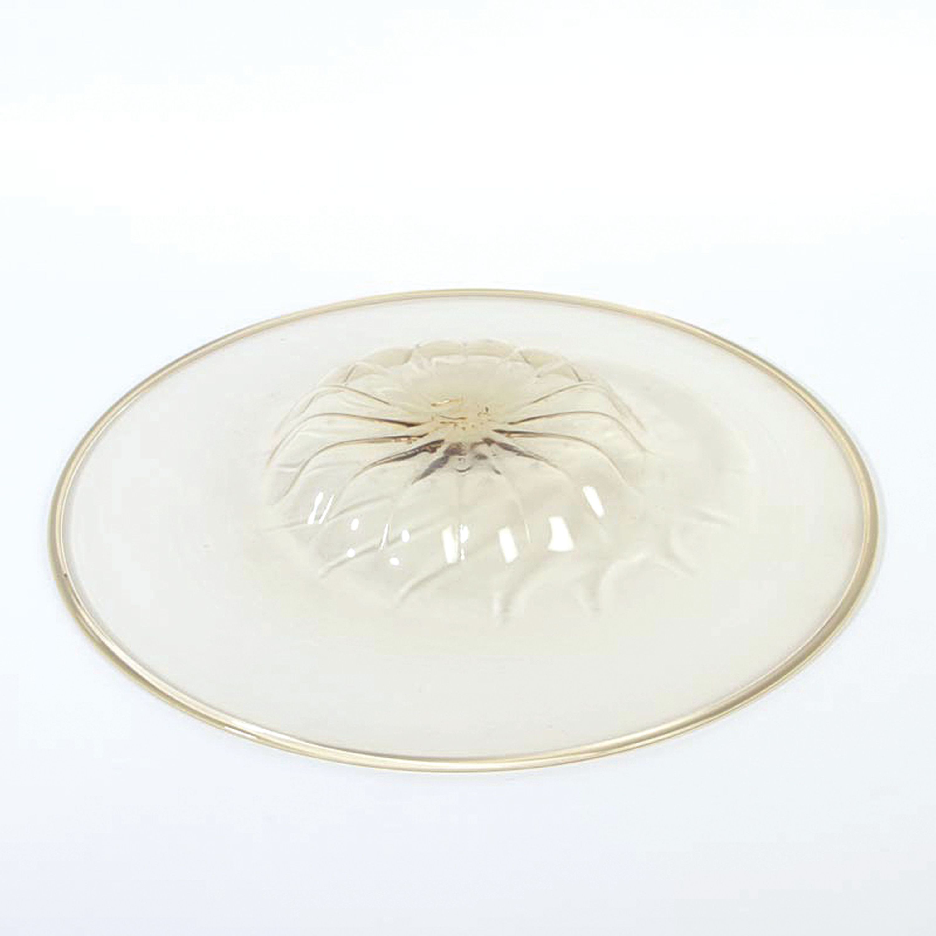 Detail c: Große Glasschale, wohl Vetri Soffiati Cappellin Venini, Murano, Italien, 1.Hälfte 20. Jh., dünnwandiges honiggelbes Glas, D. 42 cm