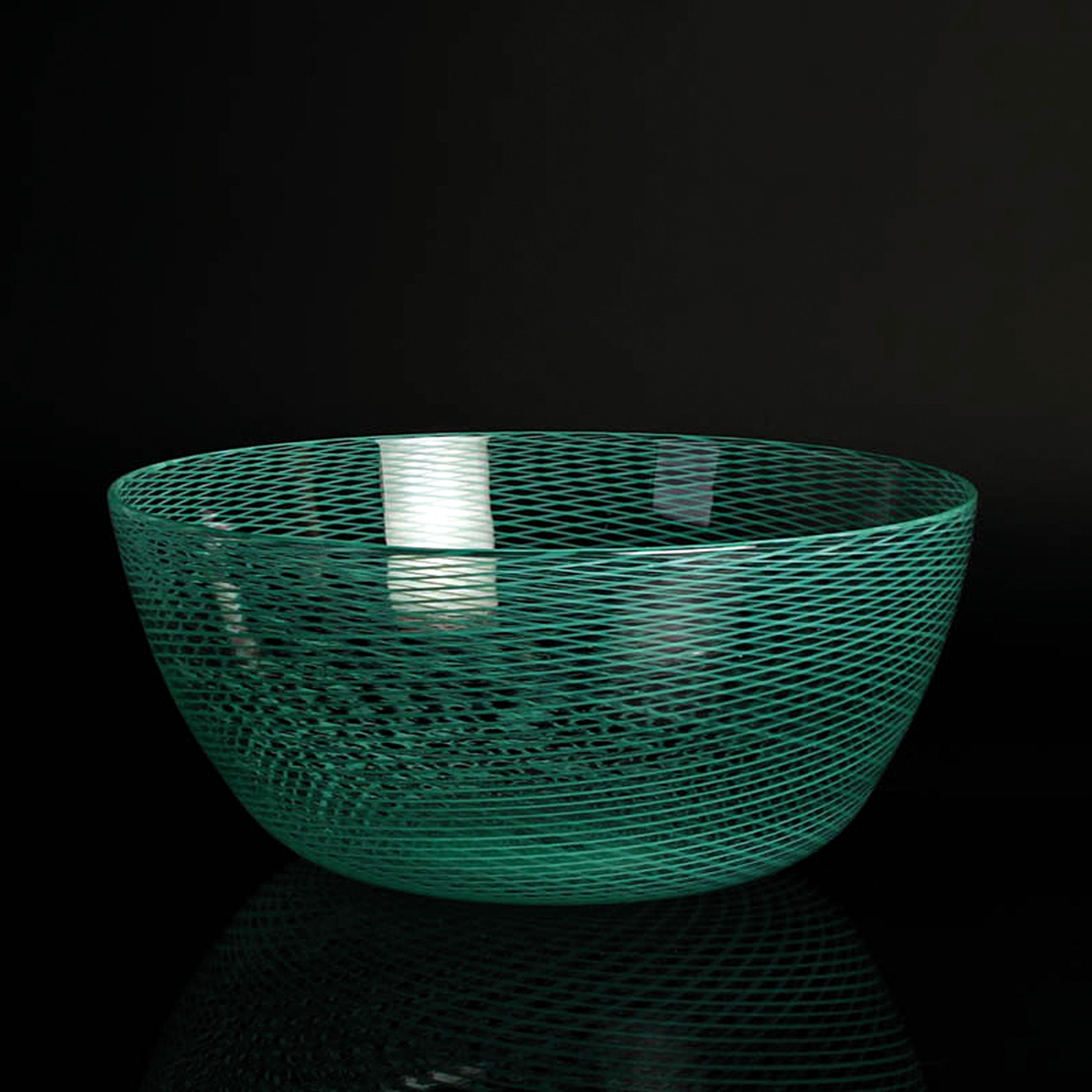 Glasschale, Zuschreibung Barrovier & Toso, Murano, Italien, farbloses dünnwandiges Glas, türkisfarbenes Fadeneinschmelzungen mit Netzmuster in a ...