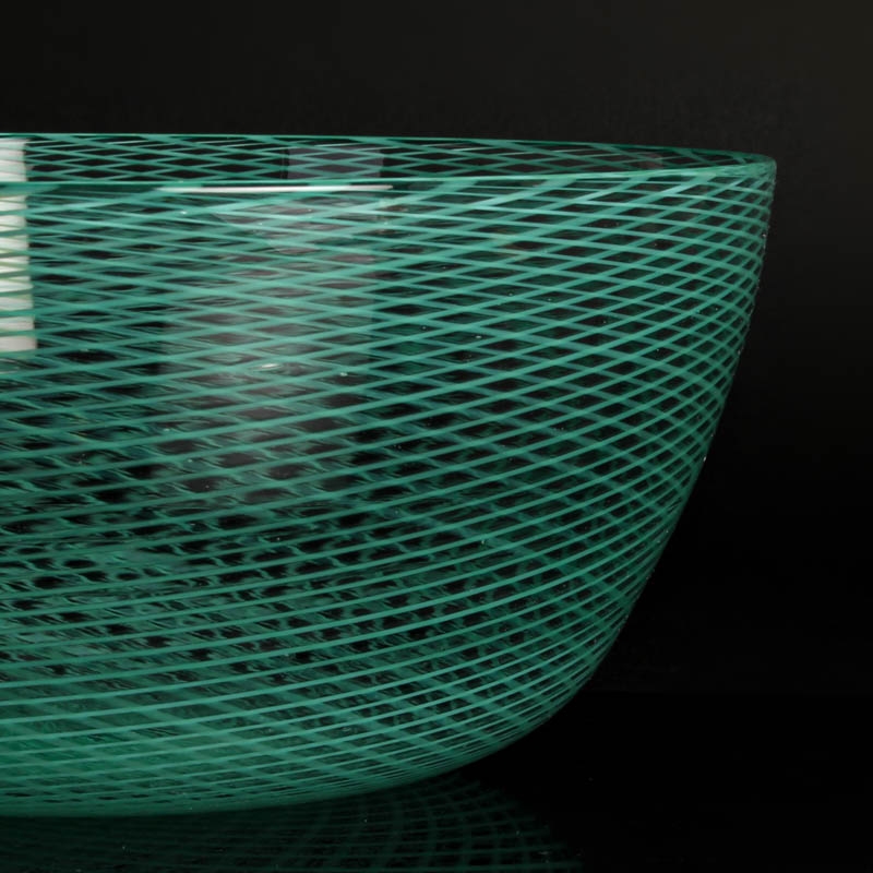 Detail a: Glasschale, Zuschreibung Barrovier & Toso, Murano, Italien, farbloses dünnwandiges Glas, türkisfarbenes Fadeneinschmelzungen mit Netzmuster in a ...
