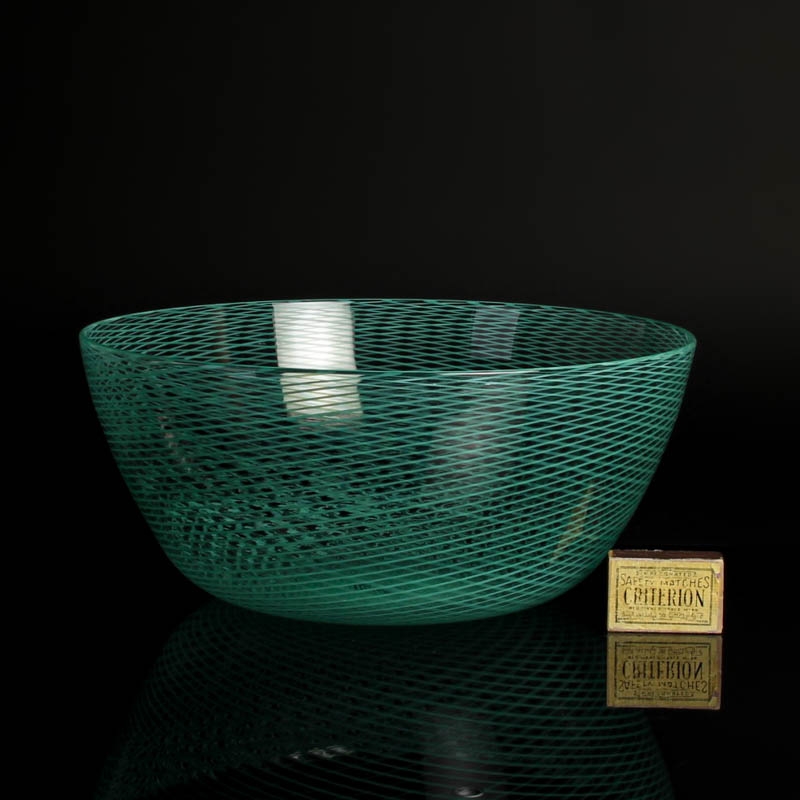 Detail b: Glasschale, Zuschreibung Barrovier & Toso, Murano, Italien, farbloses dünnwandiges Glas, türkisfarbenes Fadeneinschmelzungen mit Netzmuster in a ...