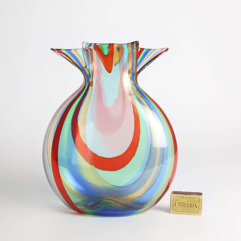 Detail a: Glasvase, Adriano Dalla Valentina (geb. 1945) , Murano, Italien, farbloses Glas, wellenförmig eingekämmte Bandeinschmelzungen, eingeschmolzene ...