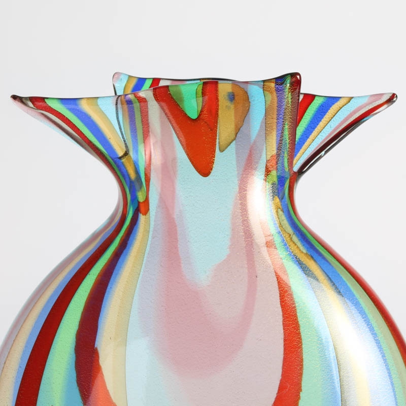 Detail b: Glasvase, Adriano Dalla Valentina (geb. 1945) , Murano, Italien, farbloses Glas, wellenförmig eingekämmte Bandeinschmelzungen, eingeschmolzene ...