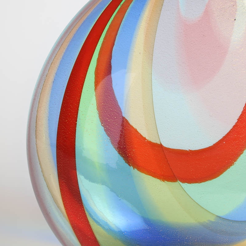 Detail c: Glasvase, Adriano Dalla Valentina (geb. 1945) , Murano, Italien, farbloses Glas, wellenförmig eingekämmte Bandeinschmelzungen, eingeschmolzene ...